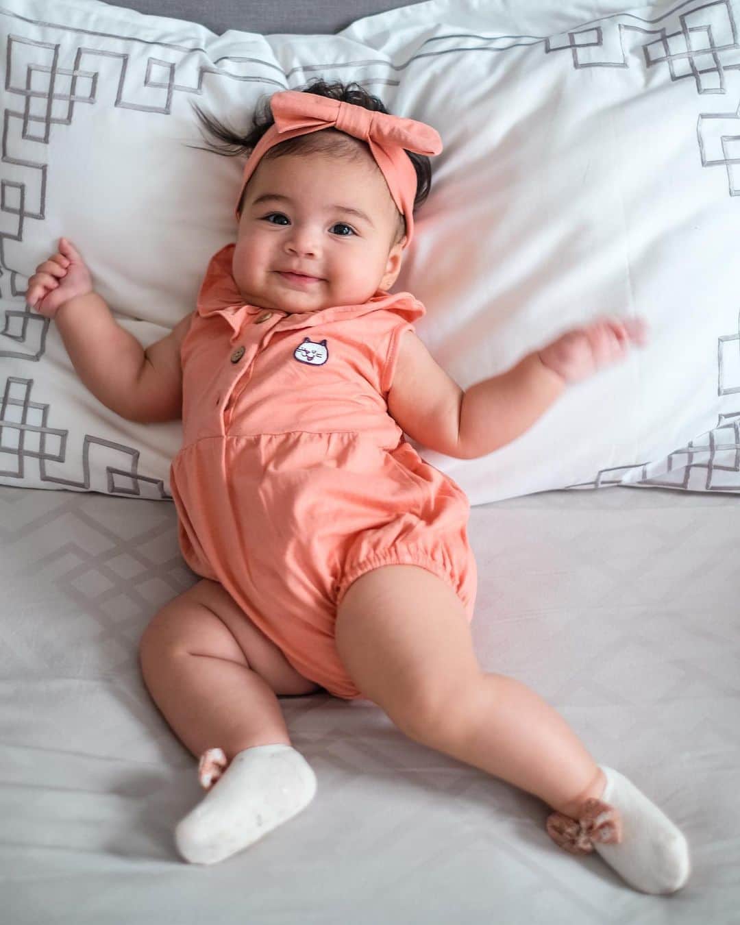Rianti Cartwrightのインスタグラム：「Serunya photoshoot dengan eceu kecil yang mulai gak bisa diam. Gemesss banget dengan koleksi @minitoday yang sekarang juga sudah tersedia dari usia 0-3 bulan. Untuk followerskuu bisa juga dapat voucher belanja Rp. 100,000 (minimal transaksi 350rb) pakai promocode : CARA2021. Enjoy guys ❤️❤️😘. 📸 @capturemecas #cararosekanayanainggolan」