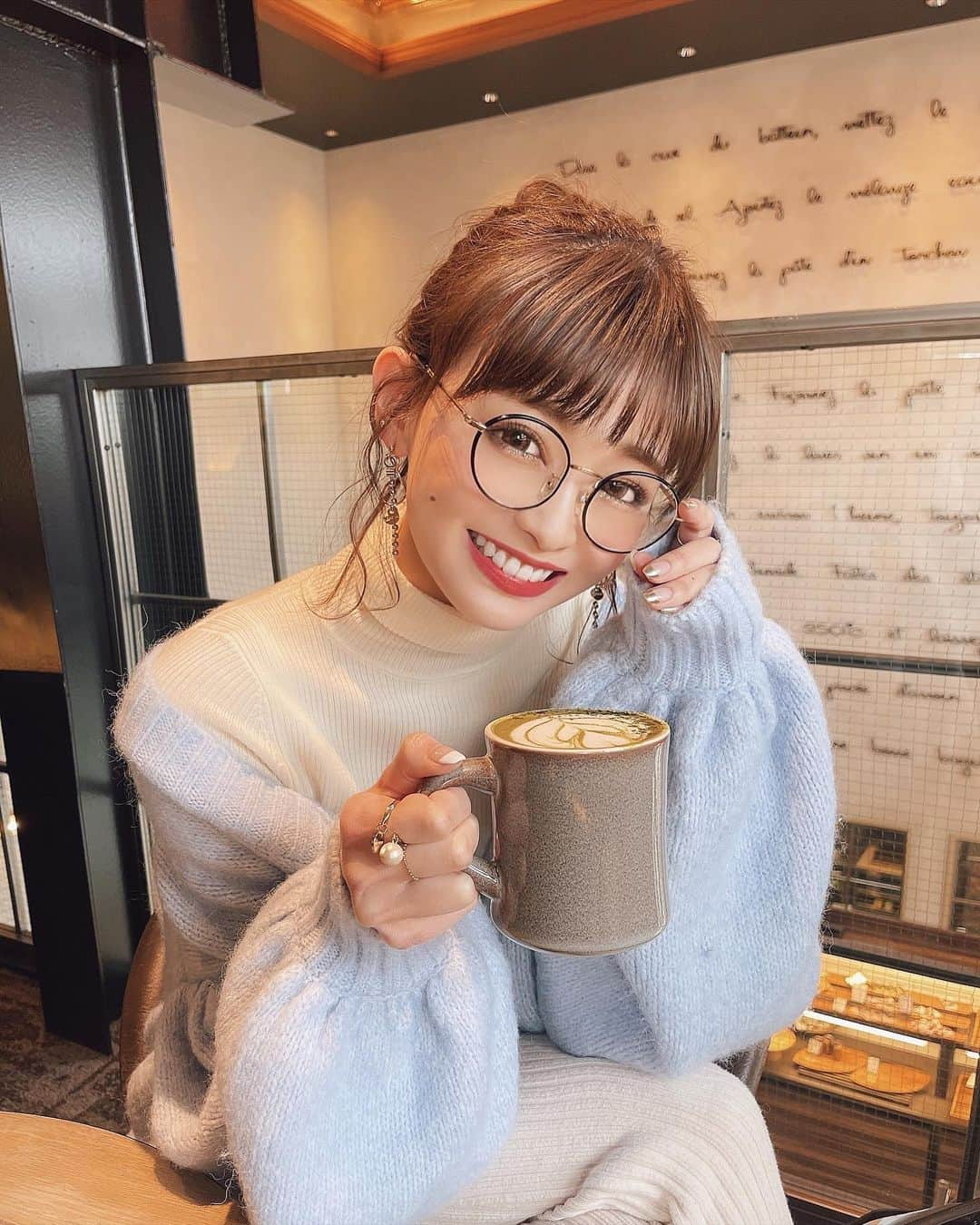 りなてぃさんのインスタグラム写真 - (りなてぃInstagram)「﻿ ﻿ ﻿ みんなに質問🙋🏻‍♀️﻿ ﻿ 華奢な細めのゴールドリングと﻿ 少しごつめのシルバーリング、どっちつけることが多い？🤔💭﻿ （ミックス回答もありっ♡）﻿ ﻿ そしてこの日は久しぶりにインフィニティ♾をつけた⛓﻿ おそろいの子いる？🙈﻿ ﻿ ﻿ ﻿ 写真はこの間行ったパン屋さんのカフェ☕︎♡﻿ ﻿ 甘い飲みもの年々ダメになってること完全に忘れてた...🤦🏻‍♀️﻿ ラテはやっぱりアイスがすきだなぁ〜🥤﻿ ﻿ ﻿ 今日はこれからストーリー﻿ たくさん更新するのであーる✌🏻見てねんっ。﻿ ﻿ ﻿ #カラコン #アイメイク #ラッシュリフト﻿ #シルバーアクセサリー #デカ目メイク #コスメ ﻿ #コスメ好き  #自まつ毛メイク #りなてぃー ﻿ #ベスコス #化粧品 #メイク #メイク動画﻿ ﻿ ﻿ もう少し頑張ったら﻿ 行きたいごはん屋さん探しながら寝よ〜😪（笑）﻿ ﻿ ﻿ ﻿ ﻿ ﻿ ﻿ ﻿ ﻿」1月7日 20時01分 - rinatea_25