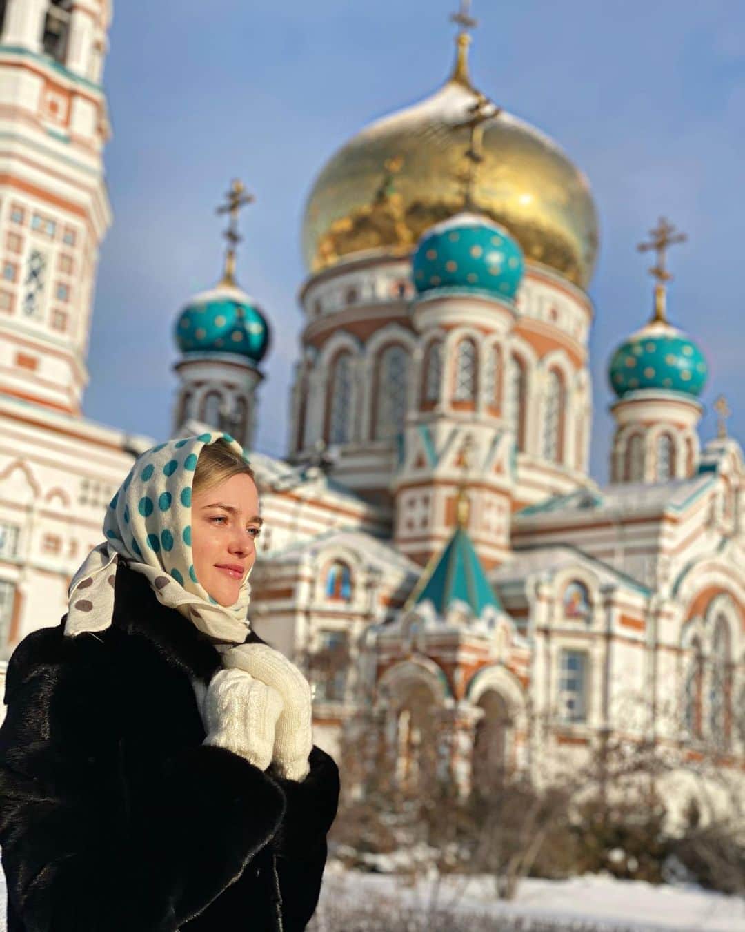 ヴラダ・ロスリャコヴァのインスタグラム：「✨«Если твоя сила в богатстве, оно подведёт, или тебя разорят.  ✨Если твоя сила в друзьях, тебя с ними рассорят.  ✨Если твоя сила в славе, тебя забудут.  ✨Если твоя сила во власти, тебя свергнут.  ✨Если твоя сила в правде, тебя оболгут.  ✨Если твоя сила в близких, они отдалятся. ✨Благословен и несокрушим тот, чья сила в Боге, Он твёрдая опора, Он держит все в своих руках!» 🎄Merry Christmas to all my orthodox friends! 🎄」
