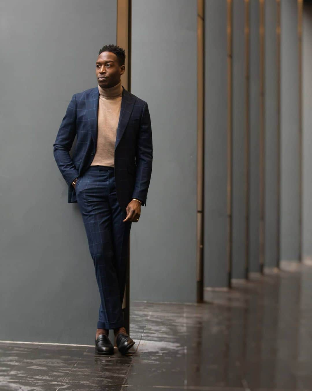 ハケットのインスタグラム：「Dress up our knitwear to create an impeccable style like that of @bola_o_ who knows no limits to the boundaries of elegance #STAYHackett」