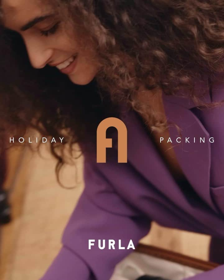フルラのインスタグラム：「Every outfit deserves an accessory, and the Cruise 21 collection got that covered. Watch the video, take some inspo.  #thefurlasociety #furlafeeling #furlagift #newcollection #furla #accessories #fashion」