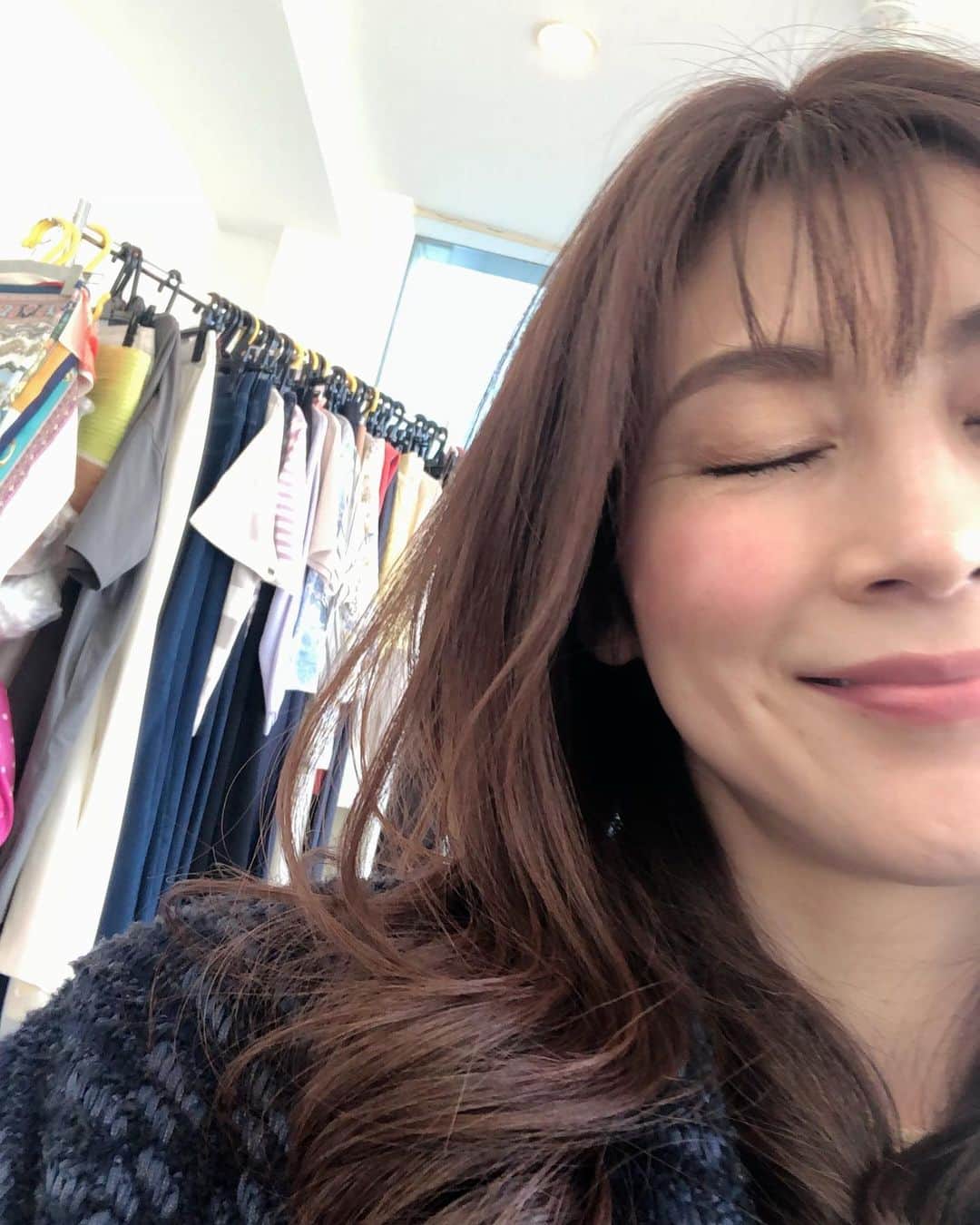 MIHOのインスタグラム：「【みかんピールの入った紅茶】  半袖の季節ですね たくさんあっためてもらってロケも無事に終了！  早く終わったので 伊勢丹のB1にて12日までpopupしている　  @dokodemosora_tea   和歌山で大切につくられているお茶や紅茶のPOP UPを12日までしているといっていたので夜篭りティーを買いに行きました☺︎  お手伝いしている　@okihigashi  がオススメの和歌山のみかんをつかった紅茶  楽しみです☺︎  帰りの車の中でものすごい眠くなったので路肩睡眠、笑  みなさん、無理して運転する前に１５分くらい眠るとスッキリする〜  今日から東京は緊急事態宣言のため自粛になりますが、もうちょっとの我慢時です  おつかれでちゃう方も心配されていますが、それぞれの気持ちの逃し方あるはずだから、どうかオウチ時間を穏やかにすごしていきましょうね  深呼吸して良い夢を  #紅茶 #teatime #どこでもそらのお茶 #伊勢丹 #popup #popup12日まで」