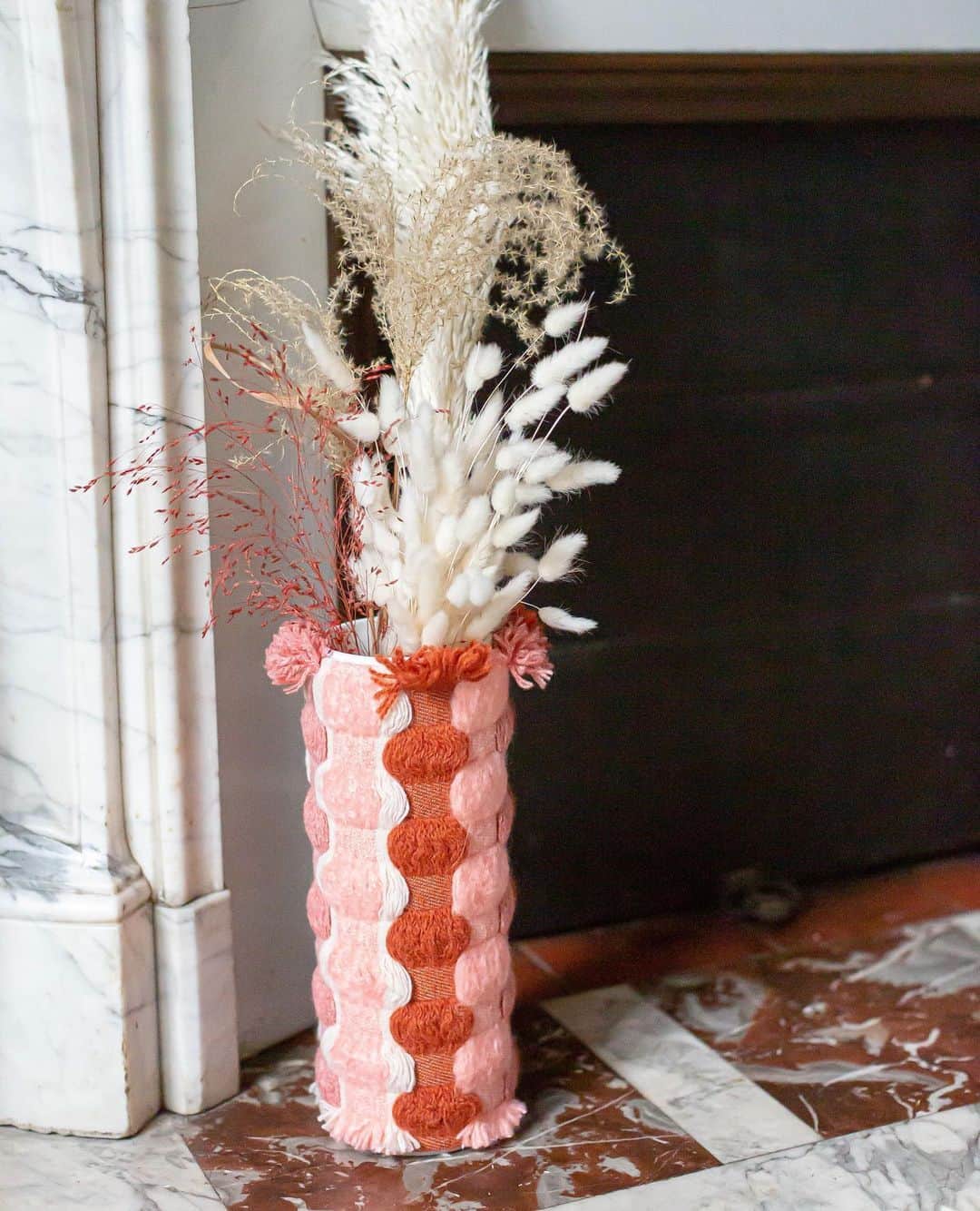 デプチオーのインスタグラム：「Singulier Origine a imaginé pour notre jolie boutique rose, des vases en porcelaine de Limoges habillés de tissu «coup de cœur» upcyclés et français. Chaque pièce est faite à la main et unique. ⁠⠀ Les vases @singulier_origine sont à découvrir en exclusivité dans 15 de nos boutiques ! ✨⁠⠀ ⁠⠀ A l'occasion de nos 20 ans, nous avons crée une nouvelle playlist "rétrospective" avec une musique phare par année ! ⁠⠀ À retrouver à la une de nos stories 🎶⁠⠀ ⁠⠀ #despetitshauts #despetitshautsaddict #despetitsmoments #oiseauxdenuit #lavieenplusjoliedepuis20ans #lavieenplusjolie」
