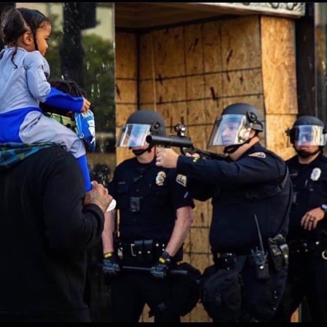 ブリトニー・グリナーのインスタグラム：「White Privilege right here in front of our eyes! I’m saddened and disgusted at what has happen yesterday. Let that had been our people out there storming the Capital, Guns in hands, and climbing walls. It would of been a different outcome!!」