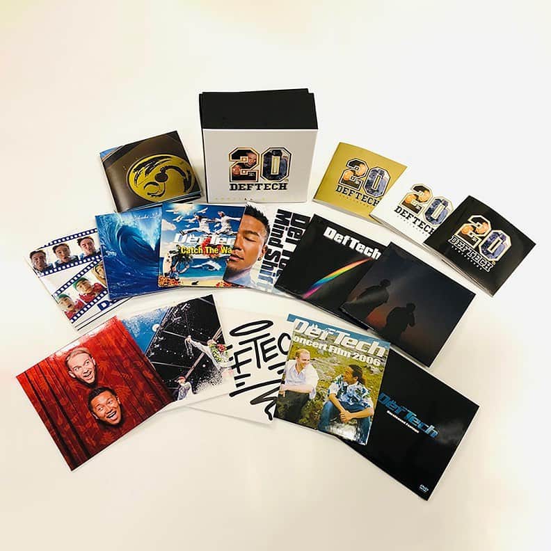 Def Techのインスタグラム：「Def Techはアニバーサリーイヤーとなった2020年。11月18日には最新アルバムとなる『Powers of Ten』がリリースとなり、12月22日には最新作に至るまでのDef Techの軌跡を網羅した“Special Box Set”のリリースされました。最新作に至るまでの（最新作以外の）全アルバム９枚と（デビュー作『Def Tech』から『Cloud 9』までのオリジナル・アルバム９枚）とDVD２枚からなる全11枚組の圧倒的なボリュームのBOXセットに。デビュー作『Def Tech』から『Catch The Wave』までの３枚のアルバムは新たにマスタリングを施し、２枚のDVDは、2006年の沖縄と武道館でのライブ映像からベストチョイスした60分に及ぶ映像作品“Concert Film 2006”、そして２枚目には、今回のBOXのみのために新たに制作された、これまでに世の中に出ることのなかった初期のライブ映像を含む、レア映像満載のDVD作品“Unreleased Footage”とこちらもファンなら見たい映像が満載のスペシャルな内容に。  完全限定生産の全11枚のディスクからなる、Def Techを堪能できる“Special Box Set”が完成です！ 決してあせる事のない名盤の数々を再び、一気に楽しめる“Special Box Set”が実現しました。  ※オーダーはヴィレッジアゲインのサイトからゲットできます。  https://v-again.stores.jp/items/5f7740c0fbe5b5064833364d」
