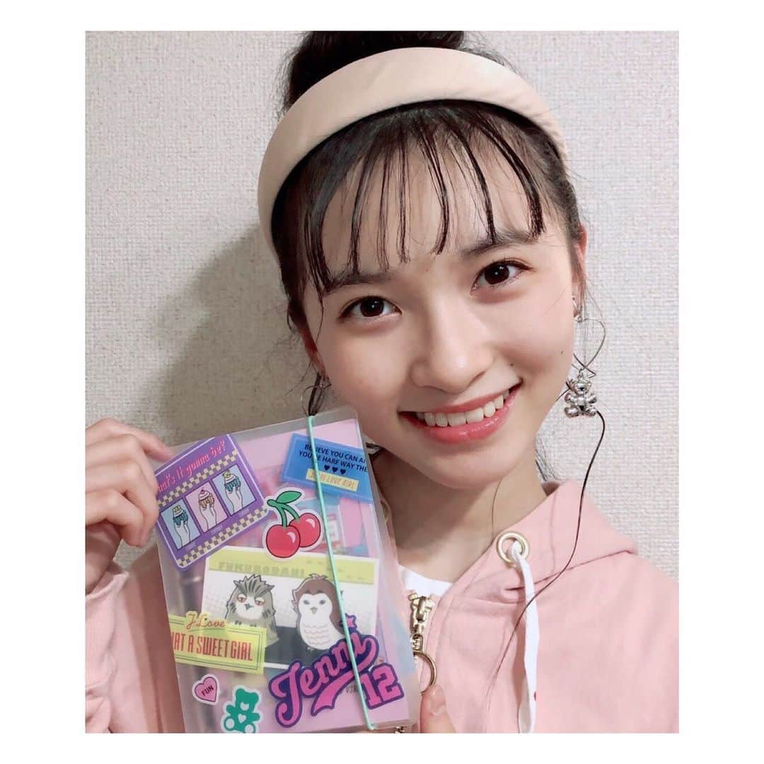 ニコ☆プチのインスタグラム：「2月号のふろくは、ジェニィラブのシステム手帳📖✨ 今回もプチモのふろくの使い方を紹介していくよっ😚 アリスはモデルのレッスン内容とかをメモしてるみたい！😭  ニコプチ2月号のステキ付録は jenni loveさんのスケジュール帳💜💜  表面がクリアだから自分らしいカスタムが可能だよ❣️ ありすは大好きなハイキューやツイステのステッカーやアクキーでカスタム⸜(*´꒳`*)⸝ 　 去年のjenni loveさんのスケジュール帳はおしゃれ記録帳としてコーディネート日記にしてたけど、今年はありすの毎日のレッスン？トレーニングメニューを記録する手帳にします✨ 今まで普通のノートにトレーニング記録してたけど、この手帳なら、 その日どのメニューをこなせたかわかりやすく記録できそうだな～🥰  トレーニングも楽しめそう！！  みんなのステキな使い方も教えてね〜💗  #ニコプチ #ニコプチふろく #プチモのふろくの使い方  #ニコプチふろくのある生活  #ジェニィラブ #jennilove #ふろく #桧山ありす」