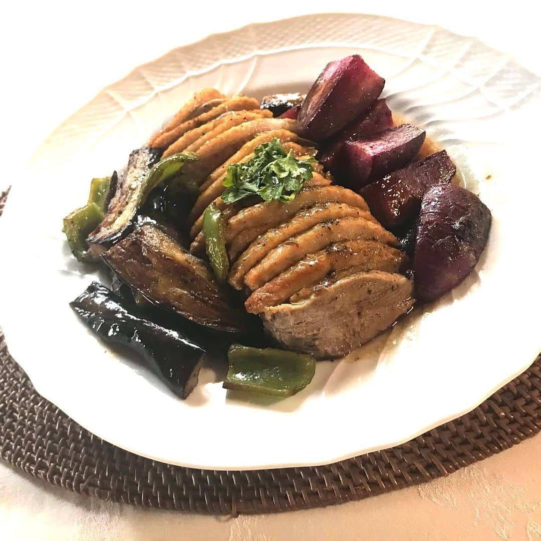 のインスタグラム：「おうちごはん  鴨‼️ です  冷蔵庫の中にあった野菜 ガーリックで炒めたものの付け合わせ 以上 美味しい❣️ @sogyoon.u8 といつも楽しい時間を過ごしてます❣️  #おうちごはん」