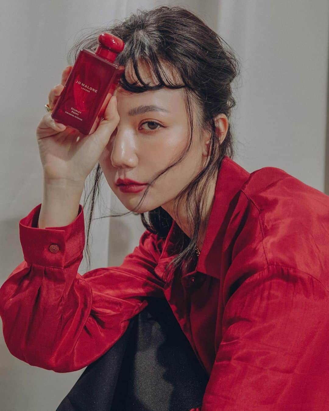謝琦琦（Kiki）のインスタグラム：「「愛原來是從被愛之中學習得的」 完全認同張西這句話啊 有些愛是在失去之後才明白 不過也都是那些明白才能讓自己過得不那麼菱菱角角 在愛與被愛中保有自我更是一種對自己的寵愛  氣味也常常是愛的一種象徵 在生活中保有自己獨特的香味  讓自己或身邊的人透過香味連結彼此的愛 就像紅寶石瓶身的 @JoMaloneLondon 緋紅罌粟芳醇香水 濃郁卻保有獨特的自我魅力 散發的不像玫瑰帶刺嬌豔的愛情 而是罌粟鳶尾花香糅和零陵香豆  香氣飽滿卻甜而不膩的愛意 神秘誘人的氣息 又帶一絲自信慵懶  透過香味 給予自己馥郁飽滿的愛 享受並寵愛自己 在被愛中也學習如何愛自己  #CologneIntense #ScentPairing #JoMaloneLondon #JoMaloneLondonTW」