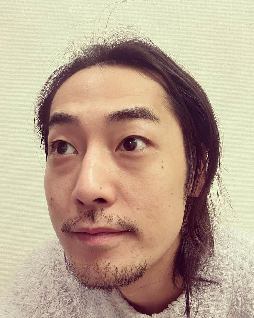 福士誠治さんのインスタグラム写真 - (福士誠治Instagram)「新年明けたし顔のケアをしまーす！  前にも言った #ココデクレア　のパック パック姿のリクエストにより本日解禁笑笑  2枚あるんだけど、1枚目の#ホワイトバブルマスク ってのをお顔にペタッとね！  貼ったら10分もすると私の顔は雪景色笑笑 そして洗い直してきらーーん キメ顔になってるかな笑笑  2枚目はまた今度やってみようかな！  この泡泡皆んなと共感したいなぁ  まぁ、一応試したい方は是非是非  https://cocodeclaire.com/  #福士誠治 #ココデクレア #ホワイトバブル #パック #パック顔 #雪景色」1月7日 20時10分 - seiji_fukushi