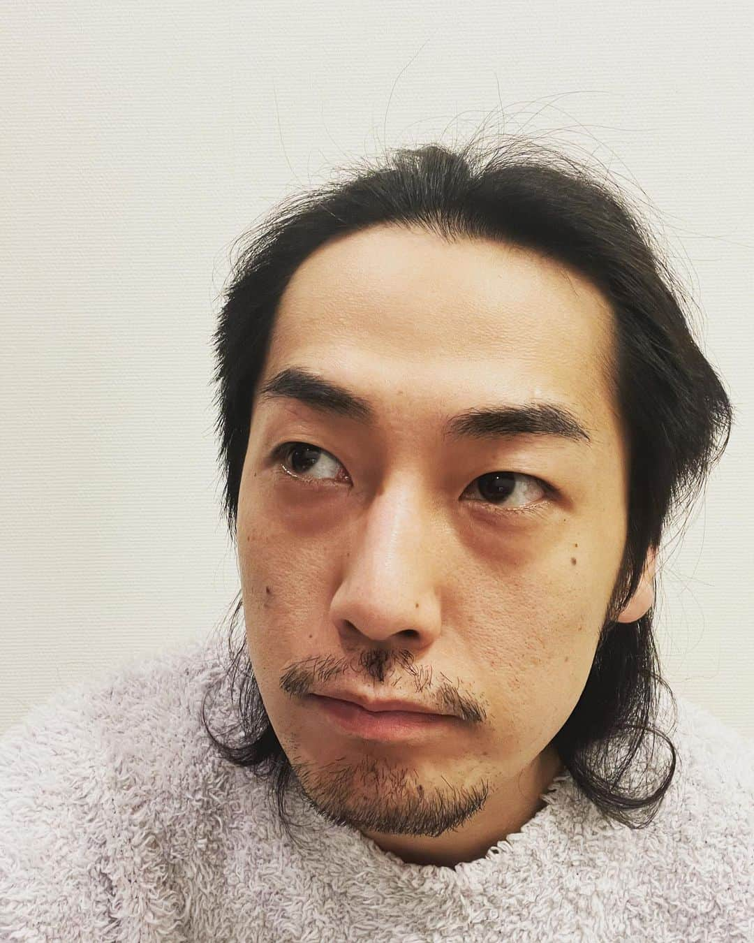 福士誠治さんのインスタグラム写真 - (福士誠治Instagram)「新年明けたし顔のケアをしまーす！  前にも言った #ココデクレア　のパック パック姿のリクエストにより本日解禁笑笑  2枚あるんだけど、1枚目の#ホワイトバブルマスク ってのをお顔にペタッとね！  貼ったら10分もすると私の顔は雪景色笑笑 そして洗い直してきらーーん キメ顔になってるかな笑笑  2枚目はまた今度やってみようかな！  この泡泡皆んなと共感したいなぁ  まぁ、一応試したい方は是非是非  https://cocodeclaire.com/  #福士誠治 #ココデクレア #ホワイトバブル #パック #パック顔 #雪景色」1月7日 20時10分 - seiji_fukushi