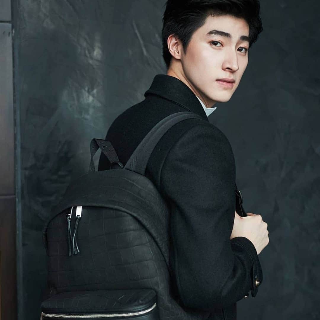 CeCi Thailandさんのインスタグラム写真 - (CeCi ThailandInstagram)「อากาศที่ว่าร้อน ยังไม่เร่าร้อนเท่ากับ หนุ่มหล่อในชุด SAINT LAURENT คอลเล็กชั่น Fall/Winter 2020 ที่หยิบจับไอเทมเด่นมาสรรสร้างสไตล์สุดเท่และคลาสสิคในเวลาเดียวกัน โดยเราได้รวบรวมลุคของหนุ่มๆ มาให้แล้ว ไม่ว่าจะเป็น เจเจ กฤษณภูมิ, มีน พีรวิชญ์, บลู พงศ์ทิวัตถ์, แจ๊คกี้ จักริน, เพิร์ธ ธนพนธ์, จี สุภัทร และปิดท้ายกันด้วยขวัญใจชาวเราอย่าง ต่อ ธนภพ」1月7日 20時22分 - girldailydotcom