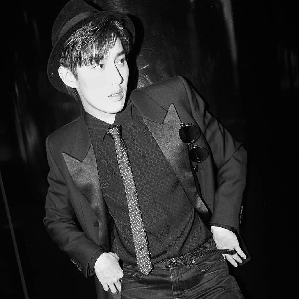 CeCi Thailandさんのインスタグラム写真 - (CeCi ThailandInstagram)「อากาศที่ว่าร้อน ยังไม่เร่าร้อนเท่ากับ หนุ่มหล่อในชุด SAINT LAURENT คอลเล็กชั่น Fall/Winter 2020 ที่หยิบจับไอเทมเด่นมาสรรสร้างสไตล์สุดเท่และคลาสสิคในเวลาเดียวกัน โดยเราได้รวบรวมลุคของหนุ่มๆ มาให้แล้ว ไม่ว่าจะเป็น เจเจ กฤษณภูมิ, มีน พีรวิชญ์, บลู พงศ์ทิวัตถ์, แจ๊คกี้ จักริน, เพิร์ธ ธนพนธ์, จี สุภัทร และปิดท้ายกันด้วยขวัญใจชาวเราอย่าง ต่อ ธนภพ」1月7日 20時22分 - girldailydotcom