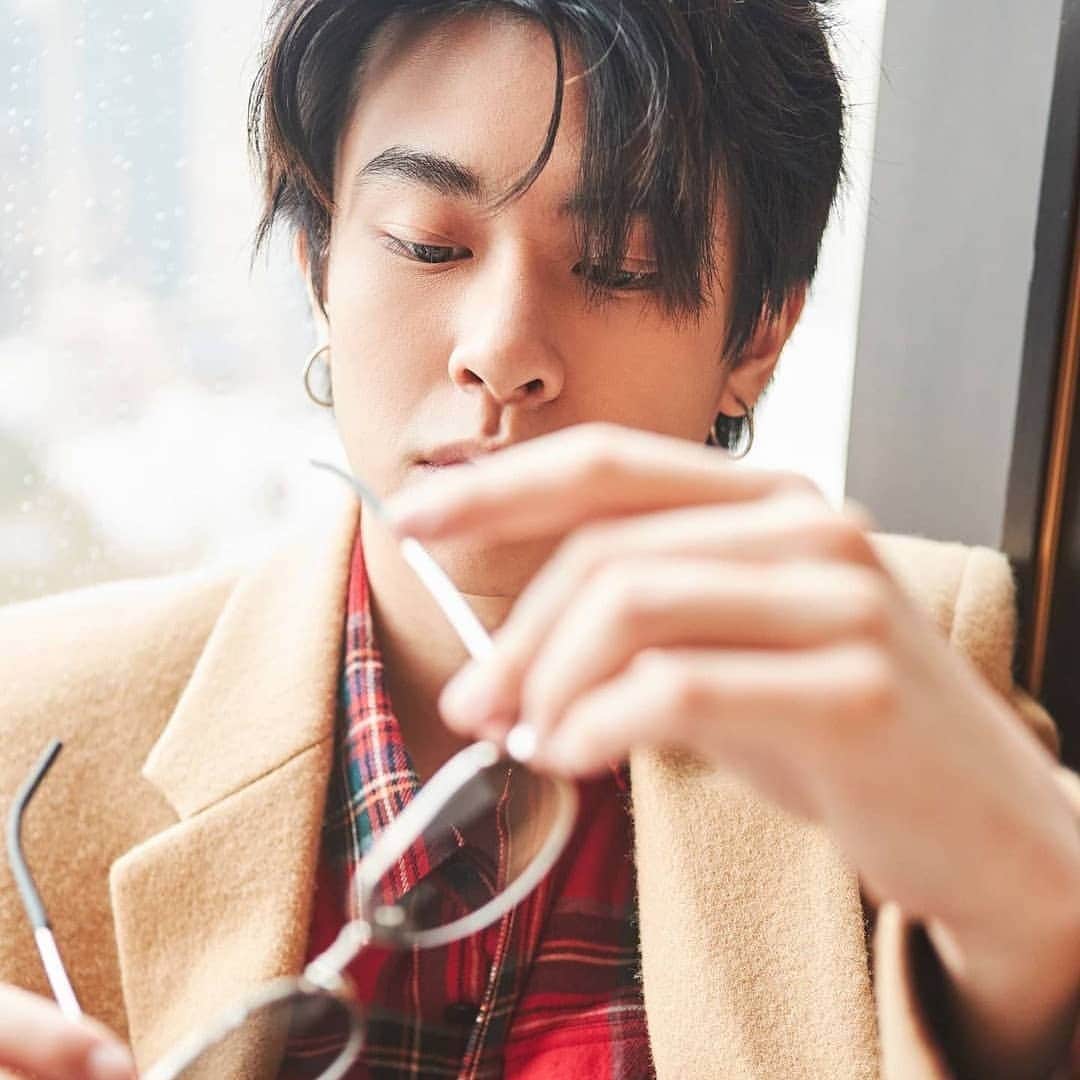 CeCi Thailandのインスタグラム：「อากาศที่ว่าร้อน ยังไม่เร่าร้อนเท่ากับ หนุ่มหล่อในชุด SAINT LAURENT คอลเล็กชั่น Fall/Winter 2020 ที่หยิบจับไอเทมเด่นมาสรรสร้างสไตล์สุดเท่และคลาสสิคในเวลาเดียวกัน โดยเราได้รวบรวมลุคของหนุ่มๆ มาให้แล้ว ไม่ว่าจะเป็น เจเจ กฤษณภูมิ, มีน พีรวิชญ์, บลู พงศ์ทิวัตถ์, แจ๊คกี้ จักริน, เพิร์ธ ธนพนธ์, จี สุภัทร และปิดท้ายกันด้วยขวัญใจชาวเราอย่าง ต่อ ธนภพ」