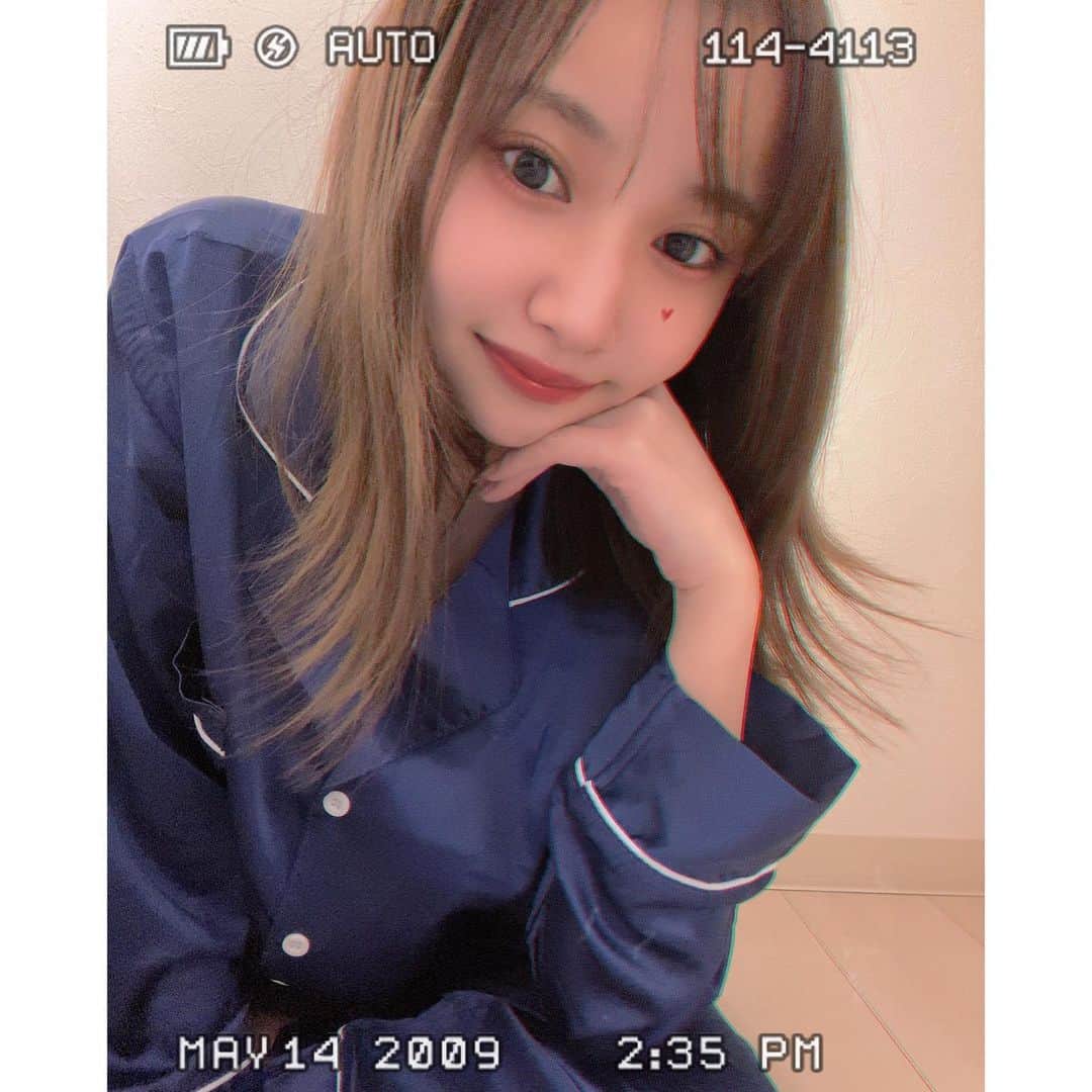 のインスタグラム：「. 新しいパジャマ🎈 一緒に寝る...😪？ . #パジャマ #パジャマでおじゃま #青」