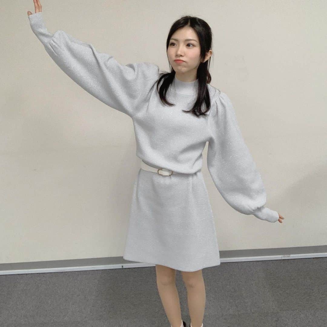 百合香（yurika）のインスタグラム：「今日は撮影でした🎥 低身長145cmなのでベルトでワンピースを上げてます☺︎  #gu #ニットワンピース #ワンピース #ラメワンピース #ハーフアップ #低身長 #低身長コーデ #低身長女子 #低身長ファッション」