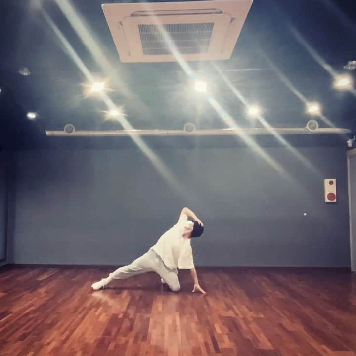 ピョン・ヒョンミンのインスタグラム：「Choreography🕺 @v1nh  Music🎧 @justinbieber  @shawnmendes  #monster 👻👻🔥🔥」