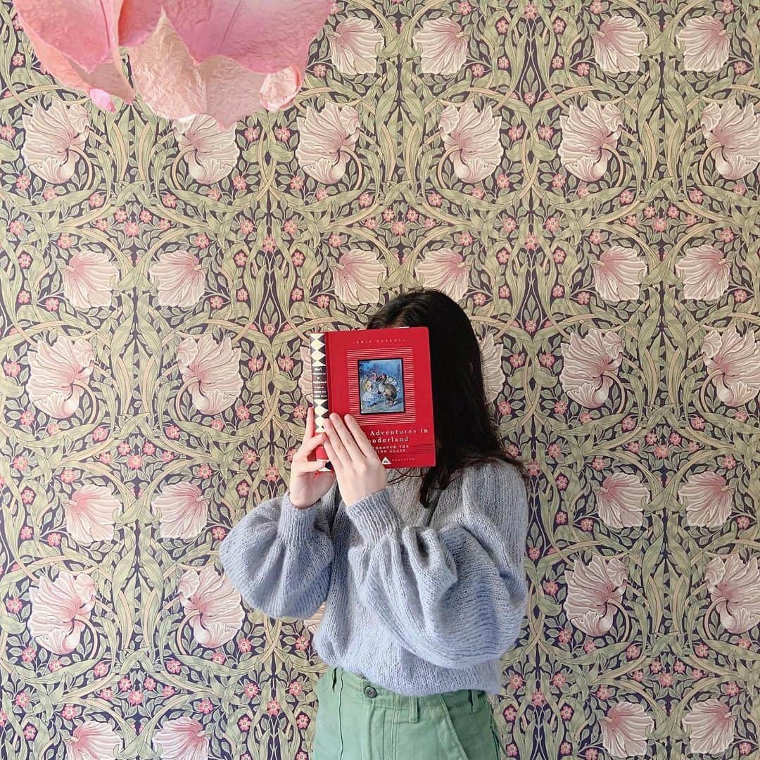 naomiさんのインスタグラム写真 - (naomiInstagram)「𓂃  セーター完成しました☄︎﻿ ㅤㅤㅤ  #tinselsweater  Mサイズで編み始めたら少し大きかったので 着丈と袖丈をアレンジしました  袖のデザインの可愛さが伝わるといいな　𓃽  販売用のcoffeecozyもたくさんお届けできるように編んでいます  今年もどうぞよろしくお願いいたします🙇🏻‍♀️  _  @weareknitters #weareknitters #ウィーアーニッターズ　#手編みセーター　#手編み部　#supported #knitting #williammorris」1月7日 20時16分 - amu__