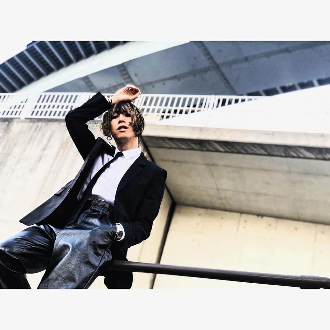 のインスタグラム：「かっこつけてますが、寒かったです。  #一年前 #😕」