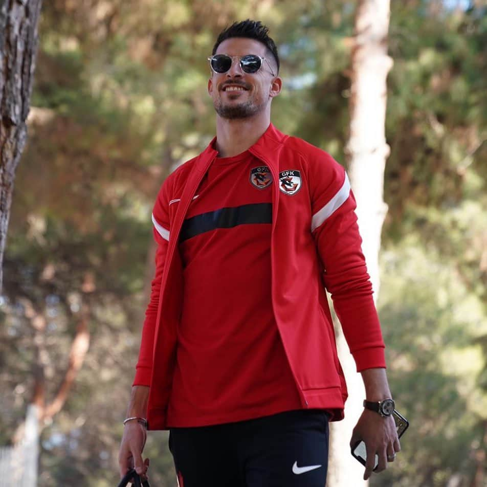 ケヴィン・ミララスさんのインスタグラム写真 - (ケヴィン・ミララスInstagram)「😎🔴⚫️」1月7日 20時18分 - kmirallas11