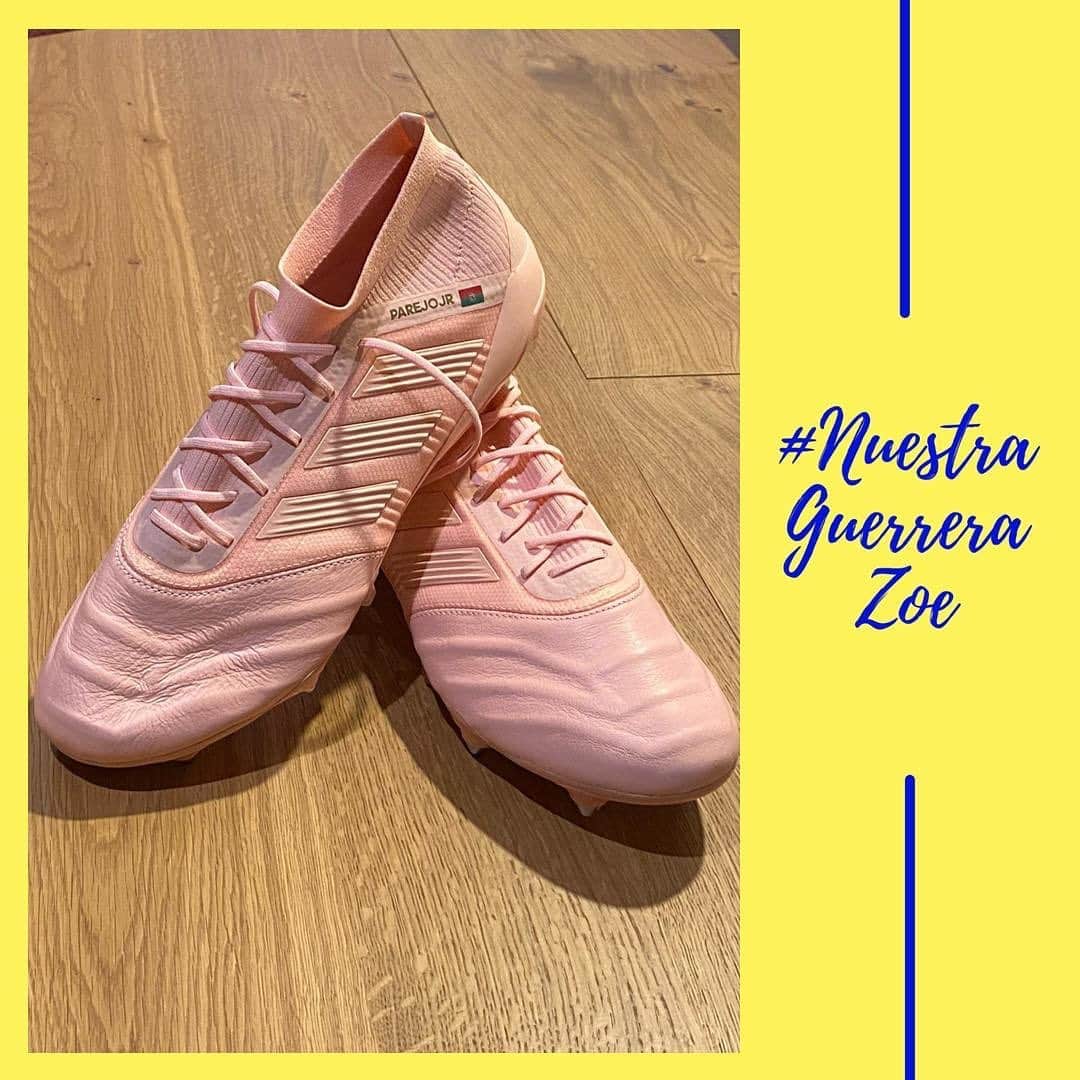 ダニエル・パレホのインスタグラム：「Hoy lo primero que quiero hacer es daros las gracias por la ayuda que estáis dando a #NuestraGuerreraZoe para que pueda operarse y ponerse buena. ¡Sois increíbles! Y para terminar de redondear la serie de regalos que sortearemos entre los que donéis al menos 10 euros antes del 10 de enero, ahí va un par de botas firmadas… ¡Animaos y colaborad con Zoe!  Todavía podéis ganar:  - una equipación de entrenamiento del Villarreal - un abrigo oficial del Villarreal - una equipación de juego del Villarreal - unas botas de fútbol Adidas  Aquí os dejo los distintos métodos que podéis usar para donar Bizum: 623 19 48 14 / 623 10 72 40 Transferencia bancaria: ES83 2038 6495 0460 0004 3564 Plataforma digital GoFundMe: Nuestra guerrera Zoe」