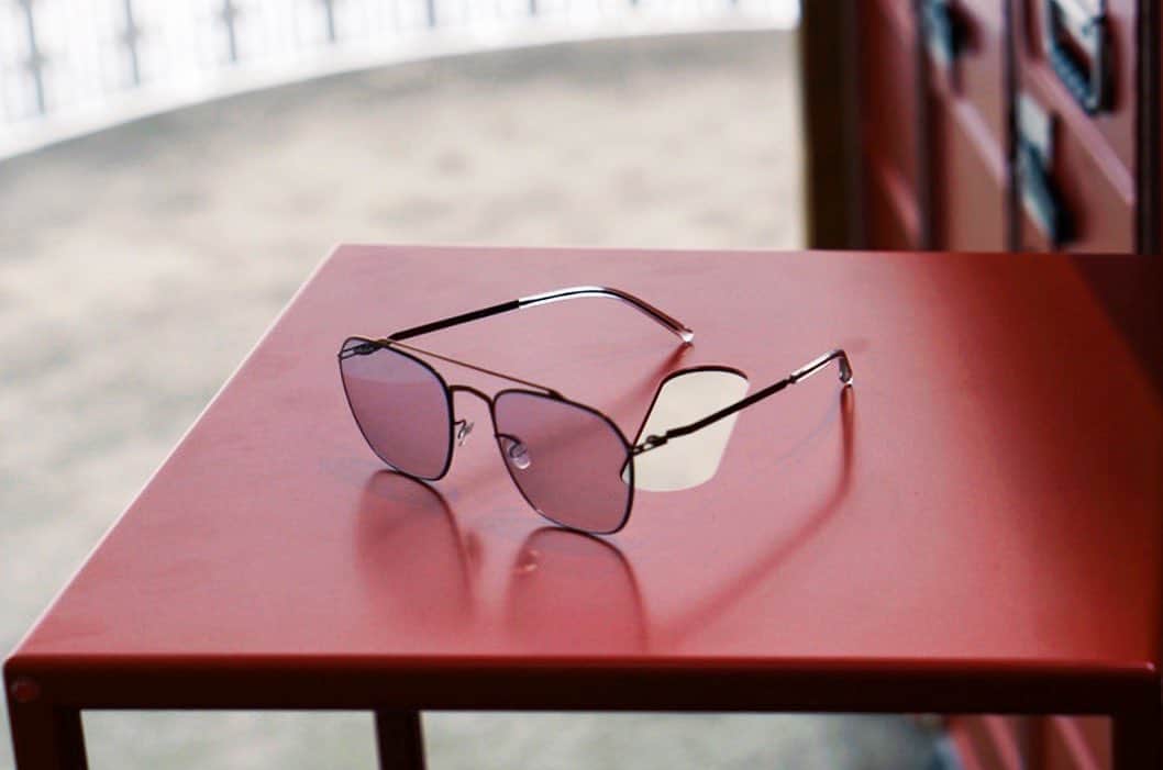 MYKITA SHOP TOKYOのインスタグラム：「MMCRAFT006 by MYKITA + MAISON MARGIELA - ダブルブリッジの上のバーに立体感を出し、クラシックな印象のデザインとなっています。 The top bar of double bridges 3D effect makes the frame style look classic.   — #MYKITA #mykitamaisonmargiela  #maisonmargiela  #mykitashoposaka」