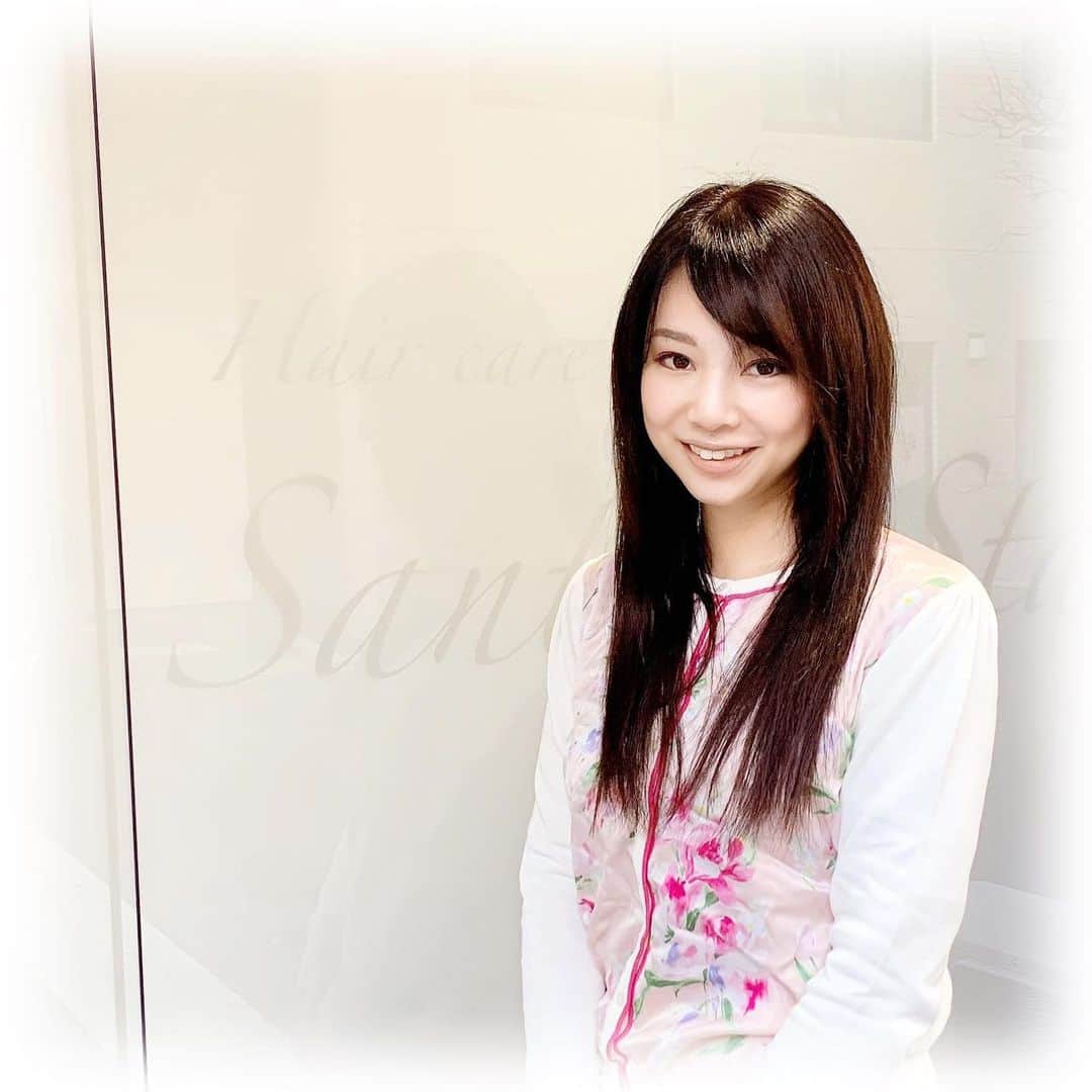 柴本愛沙さんのインスタグラム写真 - (柴本愛沙Instagram)「❤︎ 1都3県に緊急事態宣言が発令されました😭 今回は飲食店を中心にした営業短縮ですが、 その他の業種も自粛するお店があるだろうと思い きょうの午前に急いで美容院へ駆け込み💇‍♀️  完全個室で安心な、Sante vista【サンテビスタ】へ。 カラーと美髪サプリメントで しっかりメンテナンスしてもらいました。  このサロン人気No.1の #美髪サプリメント がスゴイ！  オゾン水で髪の取り切れていない汚れを落とし、 トリートメントでダメージ修復するんだけど、 乾燥でパサパサだったぼろぼろの髪と 蓄積ダメージが改善しツヤツヤに✨ 健康的なハリ・コシがよみがえって嬉しい😊  これであと1ヶ月は大丈夫そう☆  引き続き、気を引き締めて 感染症予防しっかりします！  #santevista #サンテビスタ#個室サロン #個室美容室 #個室美容院 #髪質改善#髪質改善サロン #オゾン水 #ヘアサロン #美容院 #美容室 #カラーリング #ヘアトリートメント #水天宮 #日本橋サロン #浜町ヘアサロン #浜町 #美髪カラー #ウーミーPR #メンテナンス #ストレートヘア #緊急事態宣言前に #駆け込み #haircolor #hairsalon #haircolour #hairtreatment #hairstyle #がんばろう日本」1月7日 20時31分 - aisa_shibamoto