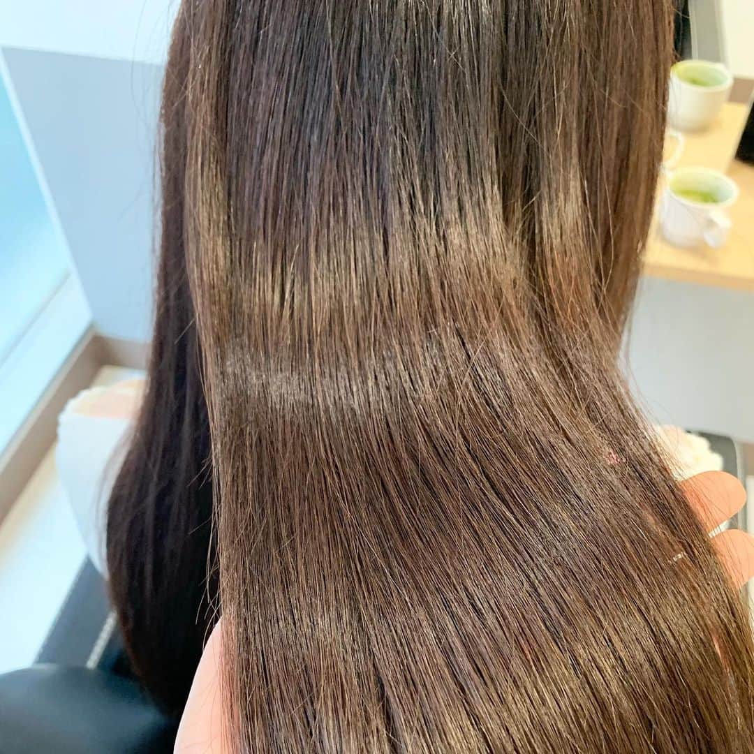 柴本愛沙さんのインスタグラム写真 - (柴本愛沙Instagram)「❤︎ 1都3県に緊急事態宣言が発令されました😭 今回は飲食店を中心にした営業短縮ですが、 その他の業種も自粛するお店があるだろうと思い きょうの午前に急いで美容院へ駆け込み💇‍♀️  完全個室で安心な、Sante vista【サンテビスタ】へ。 カラーと美髪サプリメントで しっかりメンテナンスしてもらいました。  このサロン人気No.1の #美髪サプリメント がスゴイ！  オゾン水で髪の取り切れていない汚れを落とし、 トリートメントでダメージ修復するんだけど、 乾燥でパサパサだったぼろぼろの髪と 蓄積ダメージが改善しツヤツヤに✨ 健康的なハリ・コシがよみがえって嬉しい😊  これであと1ヶ月は大丈夫そう☆  引き続き、気を引き締めて 感染症予防しっかりします！  #santevista #サンテビスタ#個室サロン #個室美容室 #個室美容院 #髪質改善#髪質改善サロン #オゾン水 #ヘアサロン #美容院 #美容室 #カラーリング #ヘアトリートメント #水天宮 #日本橋サロン #浜町ヘアサロン #浜町 #美髪カラー #ウーミーPR #メンテナンス #ストレートヘア #緊急事態宣言前に #駆け込み #haircolor #hairsalon #haircolour #hairtreatment #hairstyle #がんばろう日本」1月7日 20時31分 - aisa_shibamoto