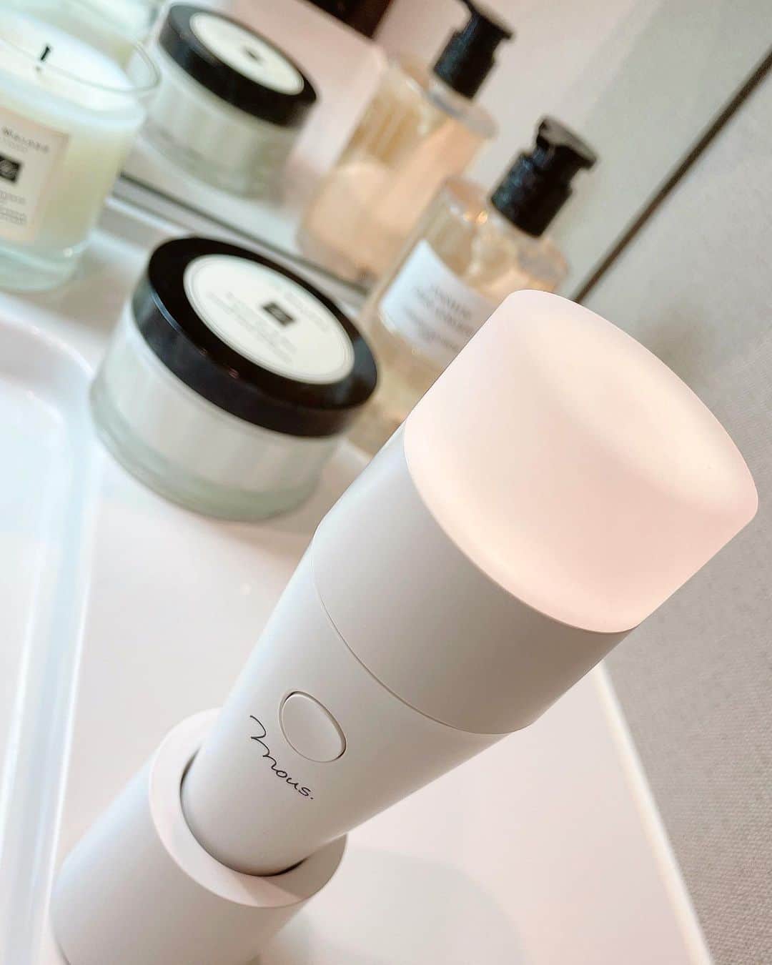 RabichePowのインスタグラム：「美顔器使い始めたよ❤️ . 超音波で洗顔もできて 化粧水や美容液の導入もできるので 乾燥してる今だからこそお家で頑張ります☺️ . 動画お見苦しいですが、化粧水と美容液の 導入してみたよ🥰 . そしてこれインテリアライトになるらしい🤣❣️ 継続して使ってまた変化とか載せます❤️ . @official_mous . #美顔器#おうちエステ#毛穴#リフトアップ#保湿#美肌#mous#プルミナス#PLUMINUS#おこもり美容 . 今だけクーポンコードで5,000円オフになるので 気になる方は試してみてね😍 . クーポンコード ↓ rabichem . ・期　　間：1月7～10日 ・製　　品：プルミナス ・数　　量：限定30台 https://www.mous-beauty.jp/?mode=cate&cbid=2650013&csid=2 . 効果🐰❤️ ★リフトアップ・肌キメ・トーンＵＰ・肌ツヤＵＰ・毛穴ケアに！ ★業務用レベルの超音波トリートメントを実現 ★洗面所・ドレッサーの間接照明に . ・バーニーズニューヨークやエステサロンでも購入できるみたいだけど せっかくだったら安い方がいいよね😁💙 (https://www.barneys.co.jp/)」