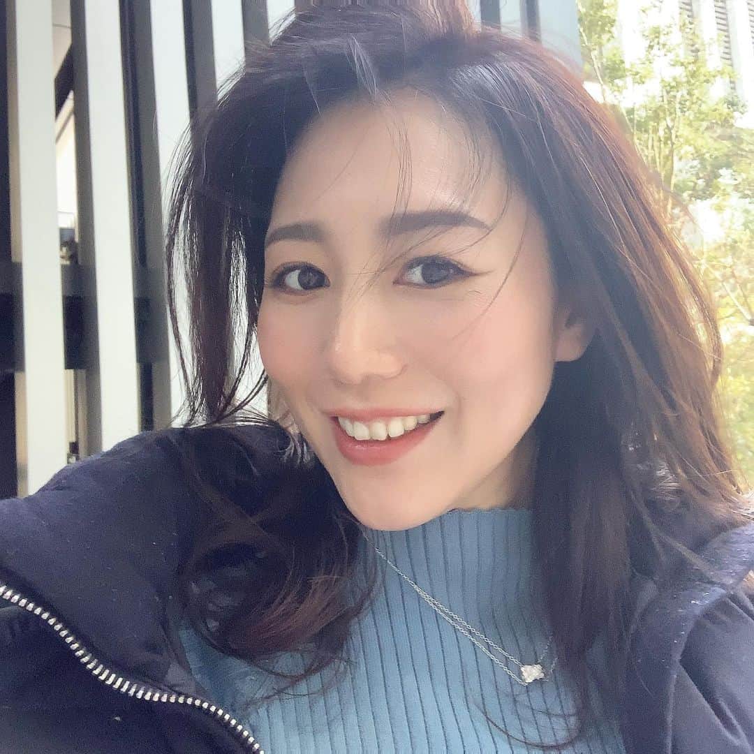 ダイエットコーチEICOのインスタグラム：「今日は毎月愛読している雑誌の撮影でした。とても光栄です❤︎  撮影スタジオに入ると撮影メンバー皆さん美女でクラッとしました！ 華やかで眩しい。 とっても良い刺激になりました。  素敵なメイクをして頂いたので記念に記録として写真を撮りました。メイク落としたくないよー！ 毎日このメイクがいいよー！ 告知できるタイミングがきたらお知らせさせてください。  最近毎日メディリフトを使っていたら、マスクがブカブカに。 顔が小さくなってるかも!? 顔の下半分が印象年齢を決めるそうでマスクで隠れるからこそ今のうちにケアをしとかないとなー。  #ダイエットコーチEICO #EICO #撮影 #ママファッション」