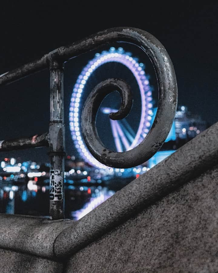 Fujifilm UKさんのインスタグラム写真 - (Fujifilm UKInstagram)「"For this shot, I wanted to capture one of London's most iconic landmarks, The London Eye, from a more unique perspective.   I came across this spiral railing on a stairwell down to the Embankment's underground station from Westminster Bridge and thought it would be a more interesting composition by framing the London Eye inside it.   Being that it was night when I captured this image, I set my lens to its widest aperture in order to keep my shutter speed high enough to avoid camera shake, and also manually focused on the railing with the help of focus peaking to ensure that it was in focus at such a narrow depth of field."  A different perspective on a popular tourist spot by @gwhale_photo.  X-T3 XF23mmF2 R WR F2.0, ISO 3200, 1/80 sec  #FujifilmXT3 #XT3 #Fujifilm #XSeries」1月7日 20時30分 - fujifilmuk