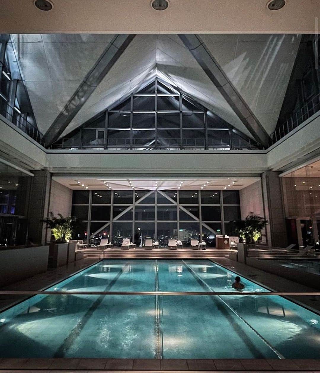 Park Hyatt Tokyo / パーク ハイアット東京さんのインスタグラム写真 - (Park Hyatt Tokyo / パーク ハイアット東京Instagram)「How does a refreshing dip sound right about now? Whether morning, noon, or night, our indoor pool is a relaxing oasis on the 47th floor.  昼間とは異なる表情を魅せるナイトプール。ライトアップによって幻想的に変化する水中の世界へ。  By @date_wedding   Share your own images with us by tagging @parkhyatttokyo ————————————————————— #parkhyatttokyo #luxuryispersonal #pool #clubonthepark #poolinthesky #urbanresort #nightpool #hotelpool #パークハイアット東京 #プール #クラブオンザパーク #天空のプール #アーバンリゾート #ナイトプール #ホテルプール」1月7日 20時39分 - parkhyatttokyo