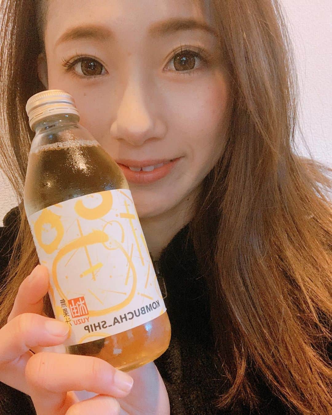 のインスタグラム：「最近、ハマっている　@kombuchaship さんのKOMBUCHA✨✨  ・ このコンブチャ、日本初の非加熱コンブチャなんです！！ しかも、炭酸が入っている発酵スパークリングティー🤤  ・ 美肌効果・アレルギー改善・免疫力強化・ストレス緩和など、健康にも効果的！！🏌️‍♀️  ・ 健康に良い飲み物は飲みにくいっていう概念が覆されました😳😳  ・ オチャ・ユズ・シソ・クワと4種類の味があり、250mlと飲みきりサイズだから色んな所に持っていけます😊  ・ 1月15日からkombuchashipさんのHPで販売開始するそうです！  炭酸が入ってるからジュース感覚で飲めちゃうからオススメです🥺⭐︎因みに、私はユズ味が1番好き…❤️❤️  ・ #コンブチャ#combuchaship #combucha#健康#美肌効果#炭酸スパークリングティー #golf#golfgirl#ゴルフ##ゴルフ女子#ゴルフ男子」