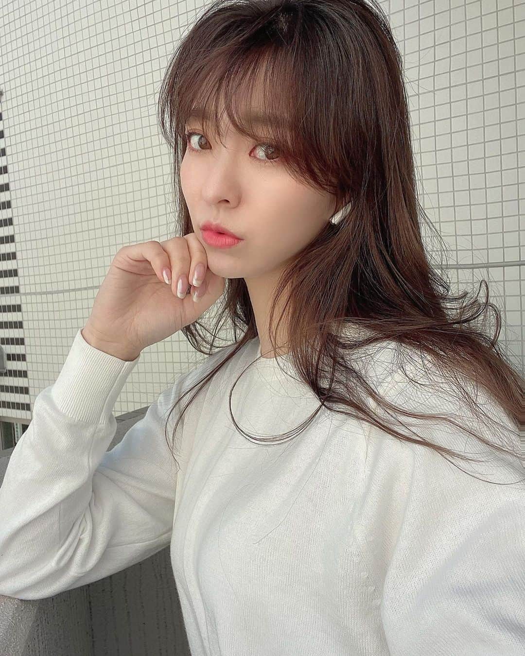 のインスタグラム：「2021年は動画も沢山アップしようと思ってます♡ チャレンジ❕❕ . オンラインサロンは一時閉じて居ましたが、また再開準備を始めておりますのでお楽しみに〜♡ . . ちなみにですが、 今年も韓国人女性に憧れてます🤣✨笑 . . #韓国ヘア #韓国メイク #韓国ファッション #オンラインサロン   #カラーマツエク #マツエクデザイン #マツエク #eyelash #アイデザイナー #オンラインサロン #高円寺 #高円寺マツエク##神戸#神戸マツエク #盛り#濃いめ #パッチリ#ボリューム#似合わせまつげ  #お悩み解決 #お悩み相談 #大阪マツエク #耳つぼジュエリー #耳つぼ #耳つぼダイエット　#耳つぼマッサージ #まつげパーマ #ラッシュリフト」