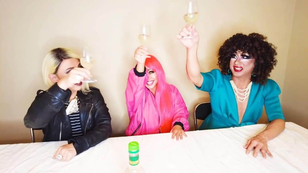 ルナのインスタグラム：「LUNAチャンネルUP！！！. 前回に続き炭酸マシーンを使って「色んな飲み物を炭酸飲料にしてみた〜」の、アルコール編〜🥂🍺🍶. やはりD3+お酒は純度100%越えです🤣. 緊急事態宣言が発令し、外食が難しい大人の皆様！少しでもお家で楽しめるお酒の飲み方を！！. 是非ご覧くださいませ！！！. YouTubeチャンネルはプロフィールから飛んだね✌🏼. #sodastream  #お酒 #炭酸」