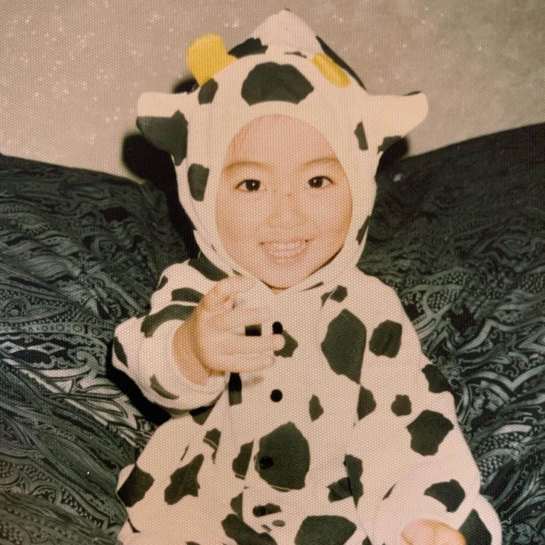 福野来夢のインスタグラム：「2021🐮 アルバム整理してたら出てきた！ 2歳くらいかなー？ 丑年じゃないけど笑 なんか鼻のとこ怪我してる笑 . たくさんのお祝いコメント、メッセージありがとうございました🥺🌸 色んな友達からも連絡がきて、 本当に嬉しかったです😭 2021年は水瓶座が最強らしいので いいことは信じて、楽しい一年にします✨ . #2021」