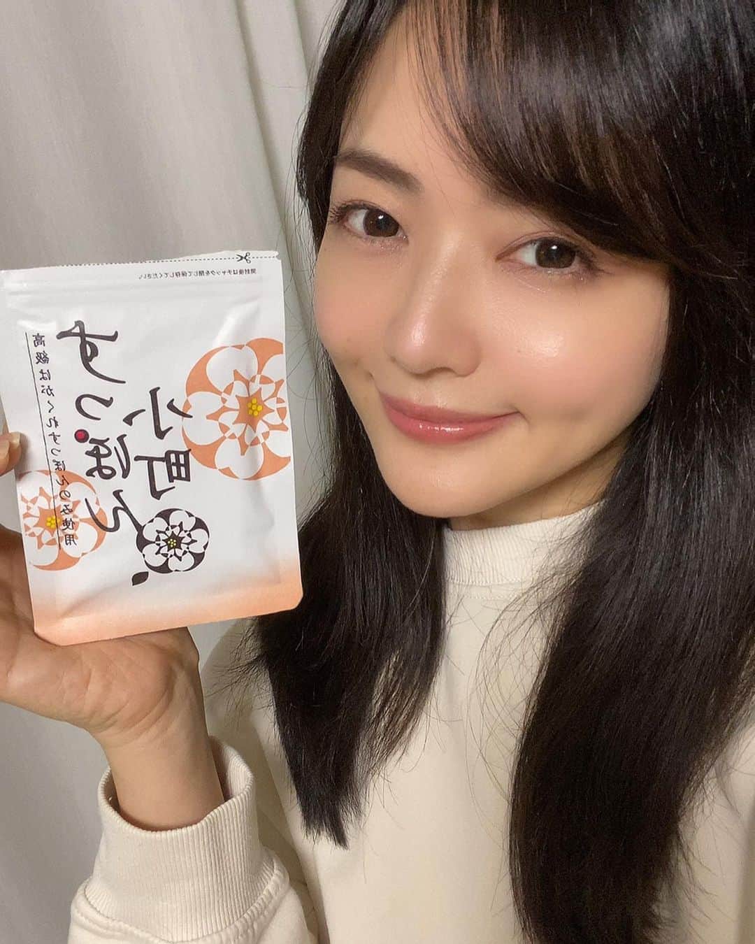 山口愛実のインスタグラム：「子育て世代の頼もしい見方 すっぽん小町飲み始めました！！ まえから気になってて試そうと思ってたのでめっちゃ嬉しい😆 見た目天使ちゃんやけど、やんちゃでイヤイヤマックス期なうちのお嬢の相手はもう本当に毎日が体力勝負 この前も買い出しから帰ってきて玄関で気がついたら寝てたの！？やばくないですかw それぐらい疲れたまってんのやなぁって💧  自粛中で体力が有り余ってる3歳児の相手をこの すっぽん小町で頑張って乗り切りたいと思います❤️  #PR #すっぽん小町 #アラサーママ #アラフォーママ #子育て世代 #3歳児ママ」