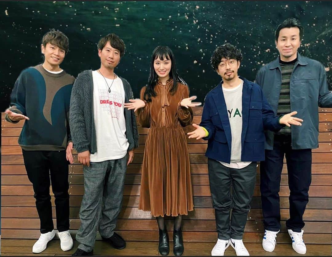 shihori.kathleenのインスタグラム：「. アジカンの皆さんと📸🌌🌛✨🚣‍♀️🌅  前に行ったライブで 夕焼けみたいな オレンジの光に包まれた瞬間が素敵で その瞬間を今でも、覚えています🌅🍊 ありがとうございました😌  #ASIANKANGFUGENERATION  #アジカン」