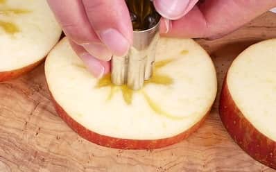 ひろまるさんのインスタグラム写真 - (ひろまるInstagram)「作り方はプロフィールからYouTubeに飛んで下さいね😊 【3つの材料】フライパンで焼きりんご 🍎  焼きりんごはオーブンを使わなくてもフライパンで簡単にとろけるように柔らかく甘く作れます。   #焼きリンゴ #りんご #手作りお菓子 #甘いもの #cookingram  #スイーツ #instagood #tomiz #富澤商店 #tomizawaレシピ #cotta #手作りケーキ #クッキングラム #フルーツ #fruts  #手作りおやつ #手作りスイーツ #クッキングラム #休日おやつ #手作りケーキ #バースデーケーキ #おうちごはん #homemade #コッタ #美味しいの雨 #hiromarucooktv」1月7日 20時38分 - hiromarucook