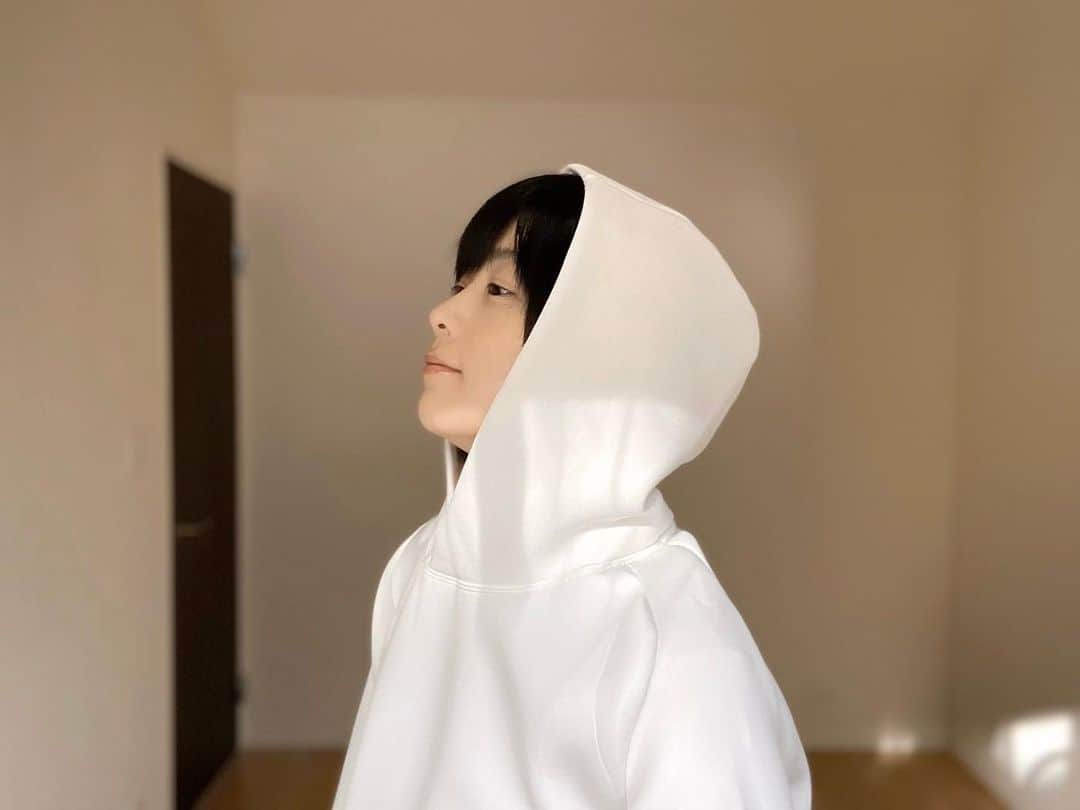 のインスタグラム：「所持品0から100日生活51〜59日目。﻿ ﻿ 51日目　オリーブオイル﻿ 52日目　歯磨き粉﻿ 53日目　スキニージーンズ﻿ 54日目　パーカー﻿ 55日目　VRゴーグル  56日目　はさみ﻿ 57日目　アウター﻿ 58日目　本『蓑虫放浪』﻿ 59日目　ハンドクリーム﻿ ﻿ ﻿ ジーンズがちょっと履かないうちにきつくなっていて、初の後悔アイテムに……﻿ このあと必死で運動したのでした。﻿ ﻿ ﻿ 詳しくはこちらにまとめています✏️﻿ https://note.com/fujiokaminami﻿ ﻿ ﻿ ﻿ #100日間のシンプルライフ #映画 #ライフスタイル #生活 #シンプリスト #ミニマリスト #aesop #断捨離」