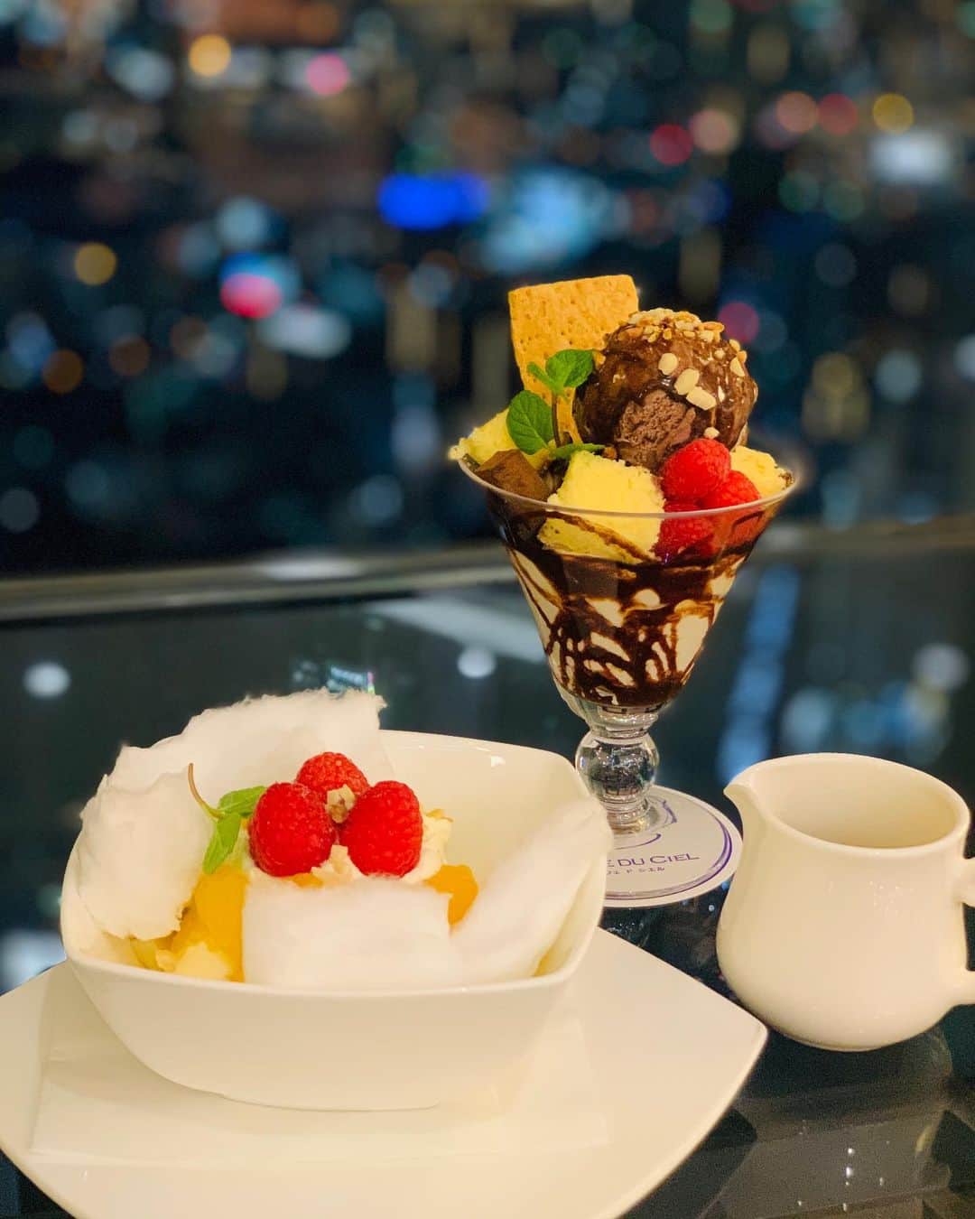 のインスタグラム：「夜は夜景を見ながらまったーり✨ ジェイアール名古屋タカシマヤ51階にあるカフェドシエルさんに行ってきた🙌🏻✨  ケーキは完売してたけど、私のお目当てはキャラメルのアフォガード❤︎❤︎  濃ゆいキャラメルをアイスと綿菓子にたっぷりかけていただく甘いやつ🤭💕  キャラメルは濃厚でほろ苦さもあって、バニラのアイスと相性バッチリ🙌🏻✨✨  夜景を眺めてるとあっという間に時間が過ぎちゃう☺️  昼間の景色も綺麗だけど、私は夜のほうが好きかな🌹  #名古屋カフェ #名古屋カフェ部 #あまなび #名古屋インスタ交流会 #インスタグルメアワード2021 #genic_sweets #インスタグルメショー #グルメディア #trevary #nagoya_style #カフェドシエル #夜景」