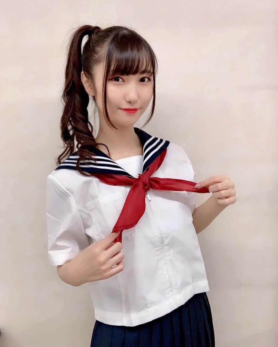 宮田有萌のインスタグラム：「セーラー服･:*+.  やっぱセーラー服って最強……っ！！  中学も高校もリアル制服はブレザーだからセーラー服って憧れだなぁ(*´-`)  #セーラー服 #制服 #サイドポニー #jk #ljk #ラストアイドル #宮田有萌」