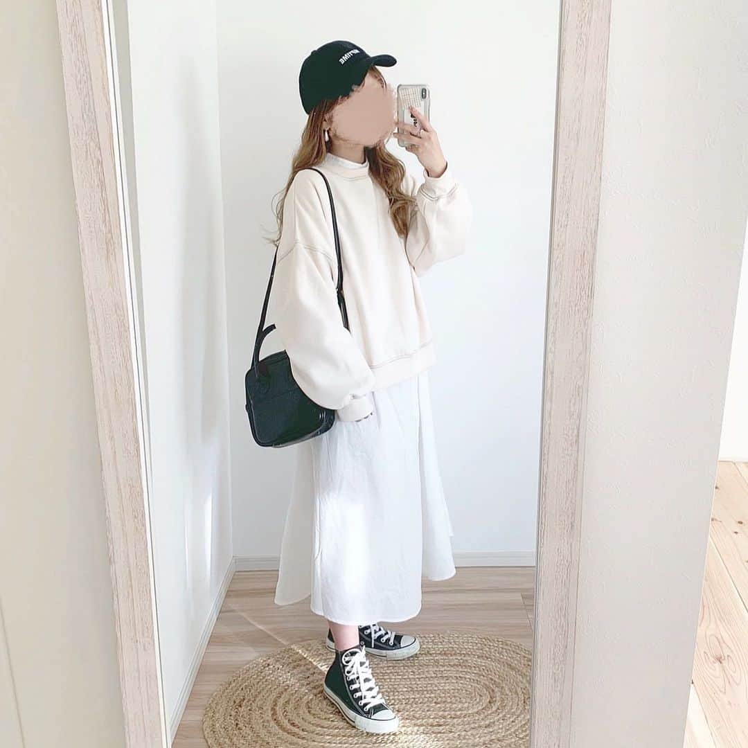 chocoさんのインスタグラム写真 - (chocoInstagram)「** ㅤㅤㅤㅤㅤㅤㅤㅤㅤㅤㅤㅤㅤ #ootd ㅤㅤㅤㅤㅤㅤㅤㅤㅤㅤㅤㅤㅤ 1月なのでだんだんと春に向けて 明るい色が着たくなる季節🥰🌸 ㅤㅤㅤㅤㅤㅤㅤㅤㅤㅤㅤㅤㅤ @classicalelf_official のステッチスウェットは 裏起毛なので今から春まで着れてかわいい♡♡ キャップとハイカットでちょっと ボーイッシュに合わせてみました🙆‍♀️🧡 お気に入りコーデ🤲💕 ㅤㅤㅤㅤㅤㅤㅤㅤㅤㅤㅤ tops ☞ #classicalelf onepiece & bag ☞ #chocomee cap ☞ #naptime ㅤㅤㅤㅤㅤㅤㅤㅤㅤㅤㅤㅤㅤ 前髪いろいろするのがマイブーム🥳 ㅤㅤㅤㅤㅤㅤㅤㅤㅤㅤㅤㅤㅤ #エルフコーデ#オーバーサイズ#裏起毛#スウェット#スエット#プチプラ#プチプラコーデ#低身長コーデ#春コーデ#choco_de」1月7日 20時49分 - choco__24_