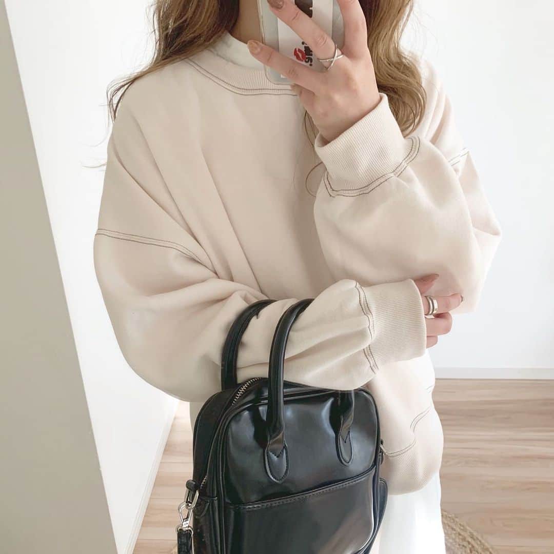 chocoさんのインスタグラム写真 - (chocoInstagram)「** ㅤㅤㅤㅤㅤㅤㅤㅤㅤㅤㅤㅤㅤ #ootd ㅤㅤㅤㅤㅤㅤㅤㅤㅤㅤㅤㅤㅤ 1月なのでだんだんと春に向けて 明るい色が着たくなる季節🥰🌸 ㅤㅤㅤㅤㅤㅤㅤㅤㅤㅤㅤㅤㅤ @classicalelf_official のステッチスウェットは 裏起毛なので今から春まで着れてかわいい♡♡ キャップとハイカットでちょっと ボーイッシュに合わせてみました🙆‍♀️🧡 お気に入りコーデ🤲💕 ㅤㅤㅤㅤㅤㅤㅤㅤㅤㅤㅤ tops ☞ #classicalelf onepiece & bag ☞ #chocomee cap ☞ #naptime ㅤㅤㅤㅤㅤㅤㅤㅤㅤㅤㅤㅤㅤ 前髪いろいろするのがマイブーム🥳 ㅤㅤㅤㅤㅤㅤㅤㅤㅤㅤㅤㅤㅤ #エルフコーデ#オーバーサイズ#裏起毛#スウェット#スエット#プチプラ#プチプラコーデ#低身長コーデ#春コーデ#choco_de」1月7日 20時49分 - choco__24_