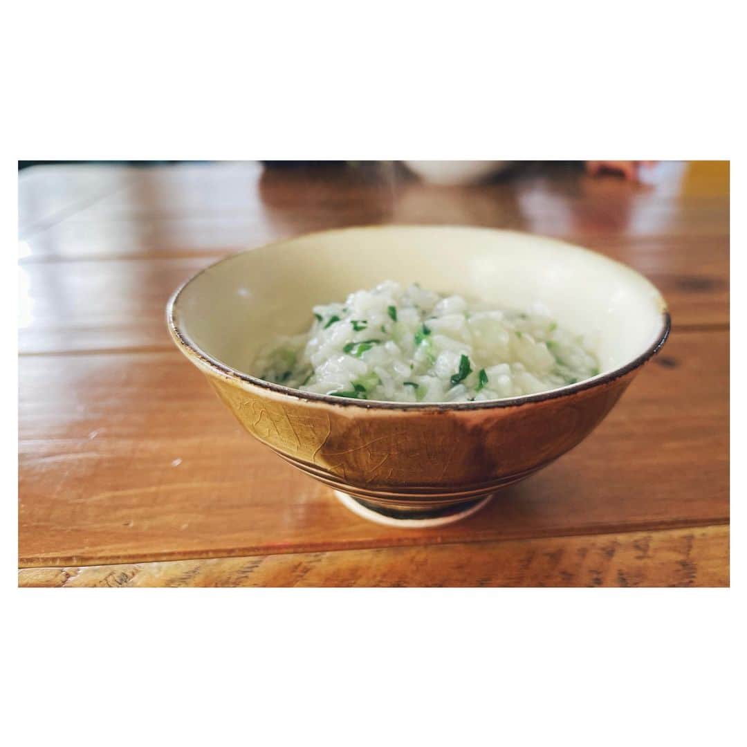 沖樹莉亜のインスタグラム：「七草粥 毎年これを食べると さあ、今年もやりますか！！ というスイッチが入る（やっと😅）  お正月 会いたい友達に会えたり のんびりまったりしたり ５日の日には35歳になりました😝  皆様今年もどうぞよろしくお願いいたします🙏♥️」