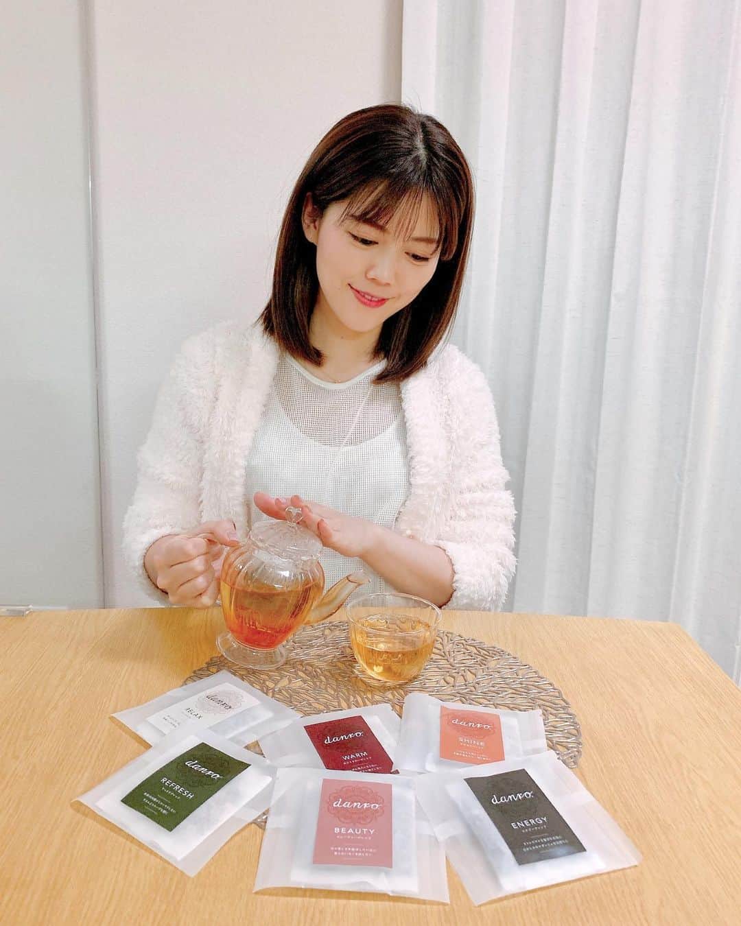 上坂由莉のインスタグラム：「﻿ ヨガレッスン後のリラックスタイム〜☺️🌙﻿ 大好きなシナモンの甘みがふわっと香る﻿ ハーブティーに癒されまくってます🤎﻿ ﻿ ﻿ ハーブティー大好きなのでストックはあったんですが﻿ このdanroのハーブティーは和漢ハーブで﻿ 持ってるものと違った種類のハーブが﻿ 沢山ブレンドされてたから気になってたもの🥰﻿ ﻿ ﻿ とりあえずお試しでどれが合うか様子をみて﻿ 好きなものをGETしようかなと思ってます🌱﻿ ﻿ ﻿ 効能だけで見たらやっぱり冷えを解消したいし﻿ WARM BRENDも気になるな☀️﻿ ハーブ風呂もいいみたいやし実践してみよ♨️﻿ @danro_kampo ﻿ ﻿ #danro #danro1week #danro_6﻿ #漢方茶 #ハーブティー #温活 #冷え性﻿」