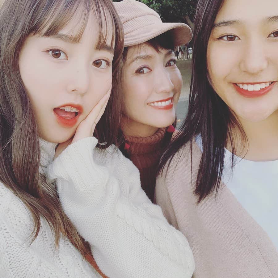 坂木優子さんのインスタグラム写真 - (坂木優子Instagram)「♡ ♡ ♡  かけがえのないコたち♡ 19  17 ♡  娘は辛口 むすめは　よくみてる♡ 完璧じゃない　わたしを いつも　見守ってくれる 頼もしい　女子たち♡ これからも　よろしく！  みーんな　しあわせで 生きてこっ♡  #2021 #母と娘 #mydaughter  #好きなことで生きていく #みんな  #自己中 ♡#それでいいんだ ♪ #mylife #海のある生活 #beach #life #緊急事態宣言 #がんばろう #未来 #go #smile #happy#family #friends #forever ♡」1月7日 20時47分 - beacheyuko