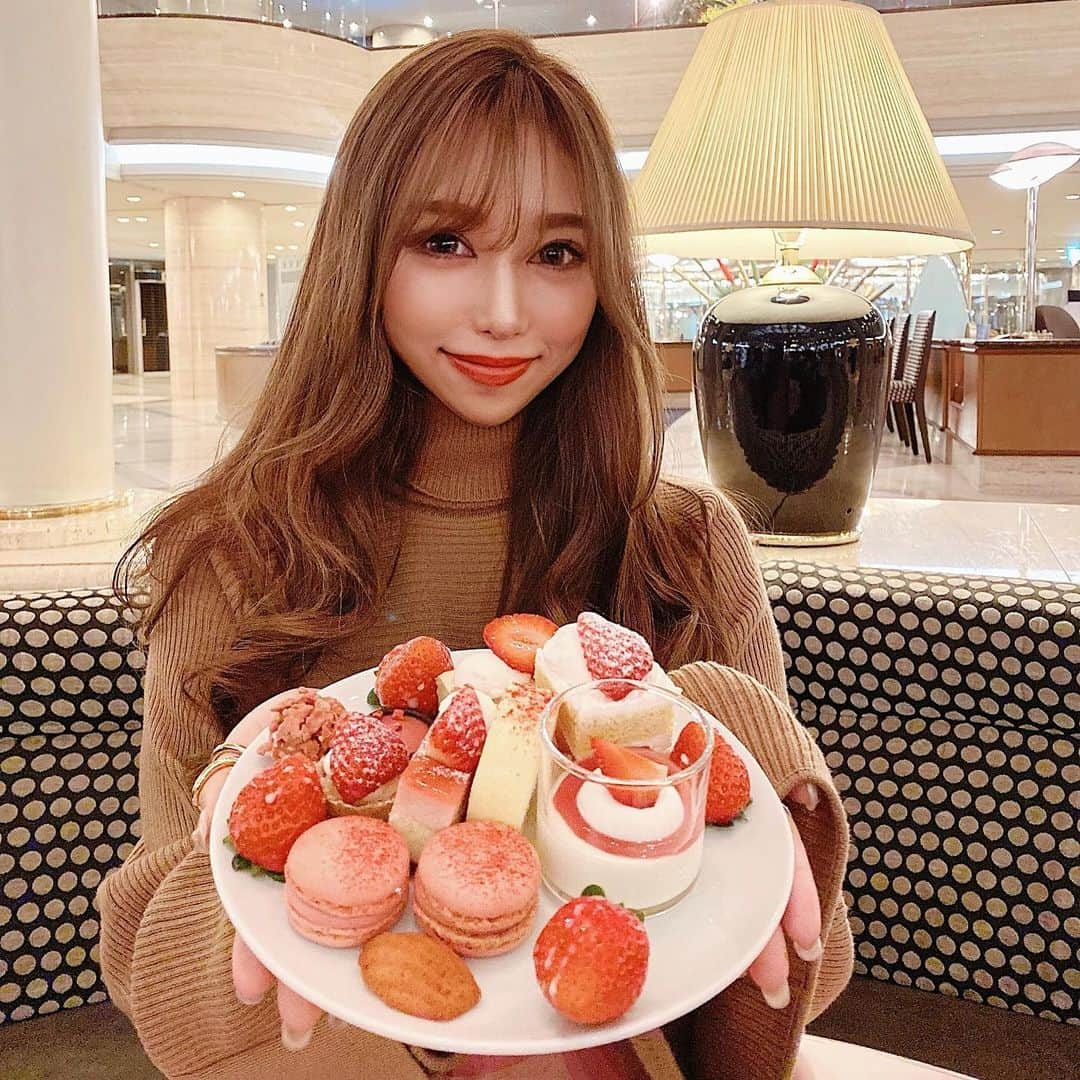 Shop-owner and Buyer.Nailstのインスタグラム：「🍓『新・ホテルでいちご狩り』 🍓❤️﻿ ﻿ ﻿ この前は彼についてきてもらって﻿ いちごビュッフェへ〜🍓❤️﻿ ﻿ ピエール・エルメ﻿ @pierrehermeofficial さんとのコラボで﻿ なんせ！スイーツがとっても美味しかった〜😍💕﻿ ﻿ あのピエールのスイーツが﻿ いっぱい食べれて幸せ❤️🍓﻿ ﻿ ﻿ いちご🍓キラキラスイーツが🍰いっぱいで﻿ ほんといちご🍓狩りしてるみたい😍﻿ ﻿ サンドイッチ🥪とかもクオリティ高くて﻿ すごくおいしかった🥺💕﻿ ﻿ ﻿ ﻿ 人数制限や検温、アルコールスプレーも置いてあったり﻿ ビュッフェだけど、選んでお伝えしたら﻿ 店員さんが取り分けてもらうから﻿ コロナ対策もバッチリ✨だったーー😍❤️🍓﻿ ﻿ ﻿ ＝＝＝＝＝＝＝＝＝＝＝＝＝＝＝＝＝＝＝﻿ #ホテルニューオータニ大阪 #いちごビュッフェ #いちご狩り#ホテルでいちご狩り#ピエールエルメ#Strawberry Gallery#ホテルビュッフェ#ビュッフェ#アウタヌーンティー」