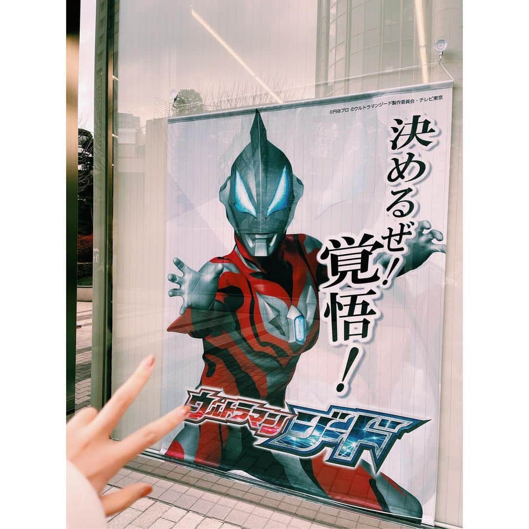 潘めぐみさんのインスタグラム写真 - (潘めぐみInstagram)「『ウルトラヒーローズEXPO2021』 . ここ数年の年末年始は、決まってこの場所で過ごしてきた。 . けれど、今回は、、、そう思っていた。 . それでも、ウルトラマンZたちは、ハルキくんたちは、迎えてくれた、戦ってくれた、この地球を、みんなを守るために。 . なんて有難いことなのだろう。 . きっと、みんなもウルトラマンに会いたかった一年を過ごしてきたと思う。 . 私もそう。 . でも、きっと、絶対、ハルキくんたちやウルトラマンZたちも、みんなに会いたかったはず。 . その願いを抱き、伝え、届け、叶えて下さった方々がいて実現できた今回の #ウルトラEXPO 。 . いつもとは違う、だけど、特別なものになったような、そんな気がするんです。 . ステージのメッセージ性も、とても強かった。 . というか、ステージ始まる前のストレージのメッセージから、もう、ね。 . 掘り下げた話は、ブログの方に書こうと思っておりますが。 . ど頭の先頭からクライマックスで見所たくさんなので、EXPOに行けなかったというお友達も、行けたけどもう一度見たいというお友達も、まだオンラインチケットで見られるチャンスがあるので、是非。 . こうして今年も『ウルトラヒーローズEXPO』を開催してくださったこと、そこに携わってくださったすべての方に、心から感謝を届けたいです。 . 本当に、ありがとうございました。 . そして、ハルキくんをはじめとする『ウルトラマンZ』のみんなが、いつか大きな声で、彼の名をご唱和できる日が来ることを、私も願っています。 . 追伸：ハルキくんとあやり隊員、行く度にイジってくれて有難う。行く度に洗練させれていくのも、堪りませんでした😂 . #12月30日 #1月3日 #ウルトラヒーローズexpo #ウルトラヒーローズexpo2021 #ウルトラマンZ #ウルトラマン #ultraman #円谷プロ #tsuburaya」1月7日 20時47分 - han_meg_han