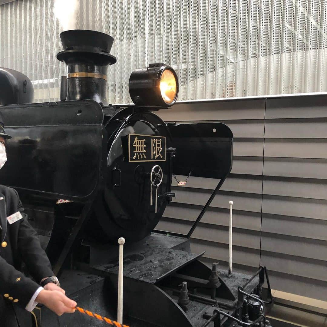 宮崎美子さんのインスタグラム写真 - (宮崎美子Instagram)「無限列車に乗って来ました。  熊本駅から博多駅まで4時間半の旅。  最終運行でした。  無限列車であり、SL人吉。  7/3熊本駅から人吉駅まで、私達を運んでくれた100歳近い蒸気機関車です。 雨の中、人吉駅の転車台で見送って以来です。 再会できて良かったです。  無事に走れていて良かったです。  こちら乗車の模様を先程はYouTube『よしよし。』にUPさせていただきました。 是非、ご覧ください。  https://youtu.be/Ob1Ljv8slVY  #sl人吉 #無限列車編 #きめつのやいば #宮崎美子」1月7日 20時57分 - miyazakiyoshiko.official