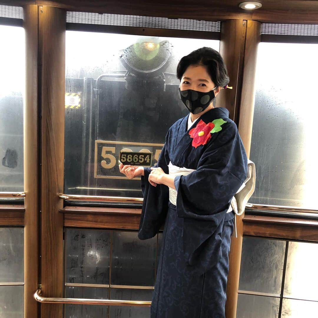 宮崎美子さんのインスタグラム写真 - (宮崎美子Instagram)「無限列車に乗って来ました。  熊本駅から博多駅まで4時間半の旅。  最終運行でした。  無限列車であり、SL人吉。  7/3熊本駅から人吉駅まで、私達を運んでくれた100歳近い蒸気機関車です。 雨の中、人吉駅の転車台で見送って以来です。 再会できて良かったです。  無事に走れていて良かったです。  こちら乗車の模様を先程はYouTube『よしよし。』にUPさせていただきました。 是非、ご覧ください。  https://youtu.be/Ob1Ljv8slVY  #sl人吉 #無限列車編 #きめつのやいば #宮崎美子」1月7日 20時57分 - miyazakiyoshiko.official